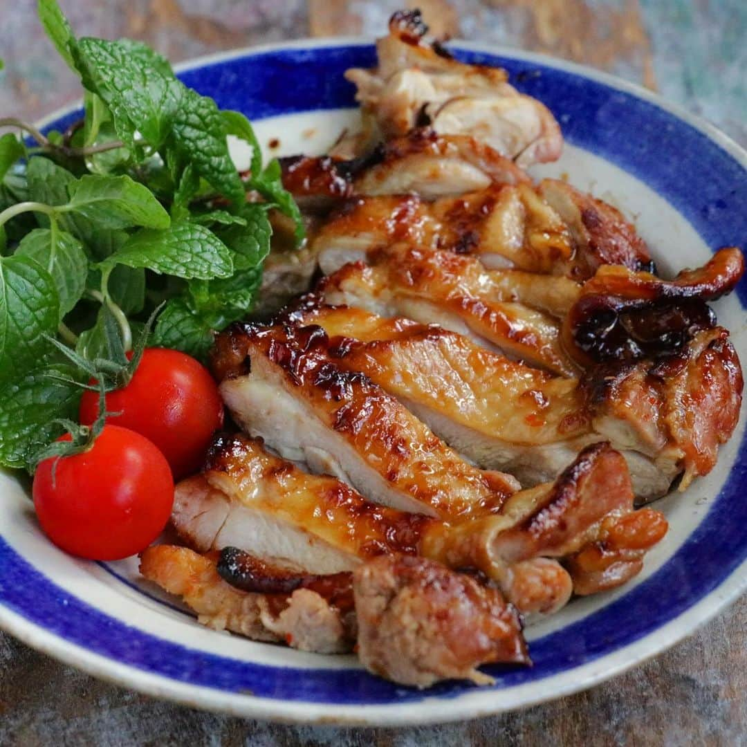 エダジュンのインスタグラム：「ガイヤーン🇹🇭  久々に焼きました🤤 やっぱり好きだった🫰  鶏肉に、ナンプラー、スイチリ、オイスター、 すりおろしにんにくをもみ込んで、２１０度２０分のオーブンで焼くだけ✨  簡単なのに、とーっても美味しいんですよね☺️皮もカリッとしていて、コク旨です✨  ミントと一緒に頂きましたが、 爽やか美味🌱  #ガイヤーン #タイ料理 #エダジュン」