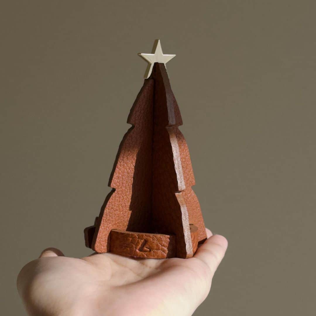 きのこのインスタグラム：「🎄  実家では、クリスマスツリー飾ってたんですけど 大きいし保管場所どないしよ、みたいな形でお家のクリスマスの装い悩んでいまして。  これなら、楽しめるぞと、早速組み立て。 ズボラな私でも作れたので、朝楽しくできました。 レザーのクリスマスツリーってなんて贅沢なんだろうか… 見るたびに、にやにやしちゃう。」
