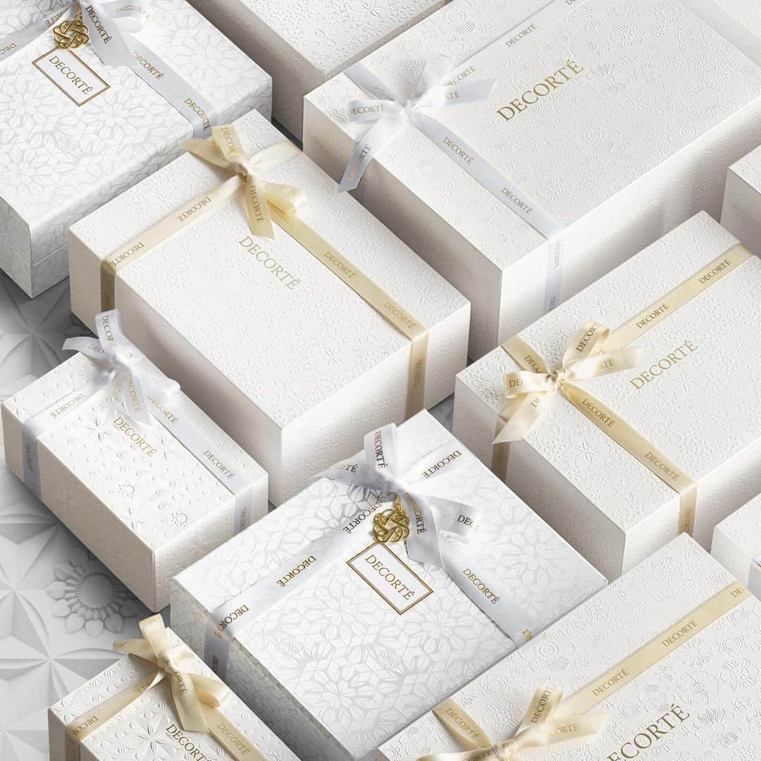 DECORTÉのインスタグラム：「Renewed DECORTÉ's gift boxes. With a total of six different boxes and four ribbon colors, the options for choosing gifts have expanded.  コスメデコルテのギフトボックスがリニューアルします。 全部で6種のボックスと4色のリボンで、ギフト選びの幅が広がります。  1月16日発売　新商品  #decorte #コスメデコルテ #ギフトボックス #ギフト #gift」