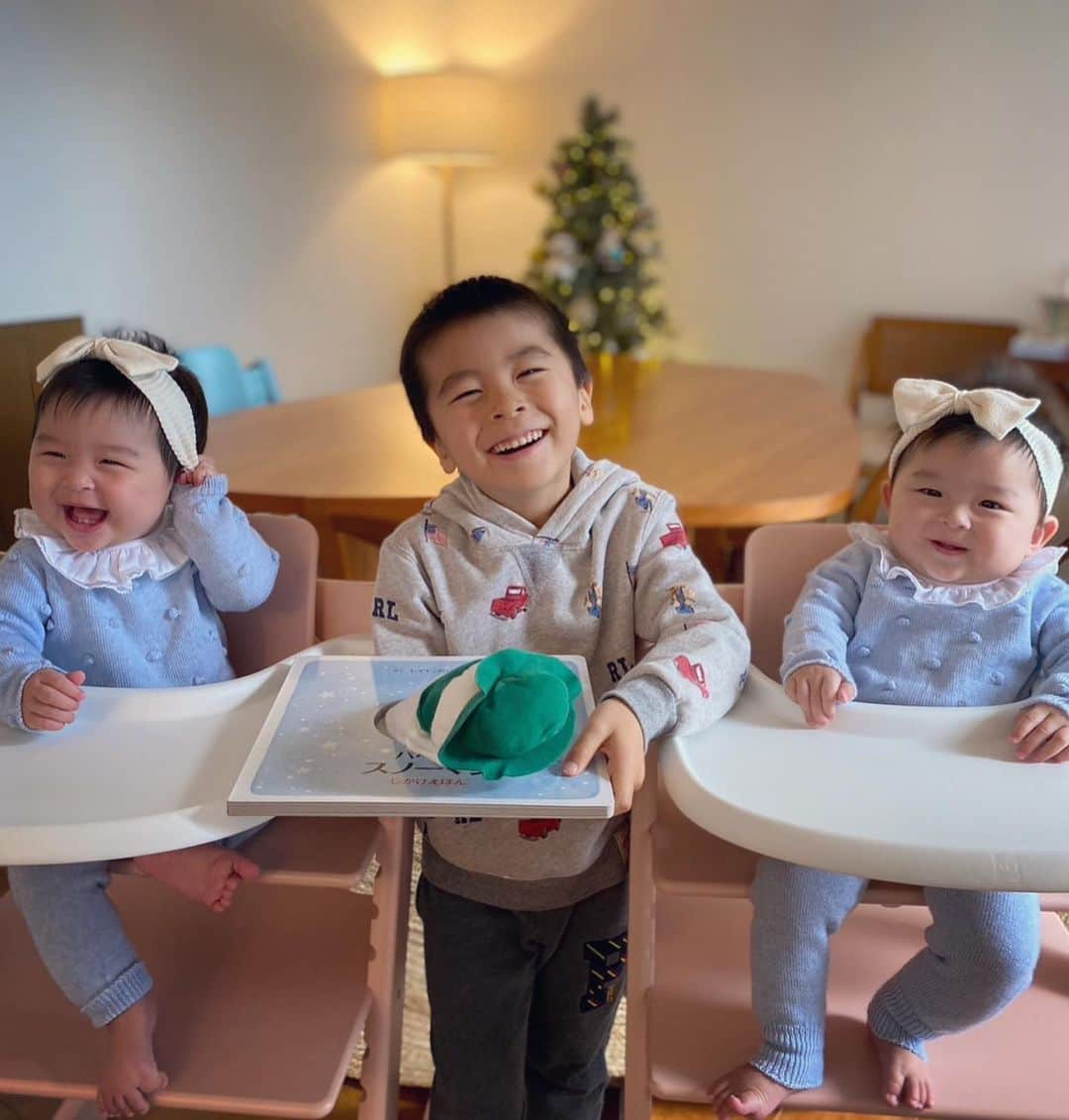 小川ひとみさんのインスタグラム写真 - (小川ひとみInstagram)「Sunday morning🥳 I love you🎁🎁🎁  Son/ @poloralphlauren  Daughters/ @lacoquetakids @et_liberi  #love #twins #daughters #son #8months」12月17日 12時04分 - hitomy220