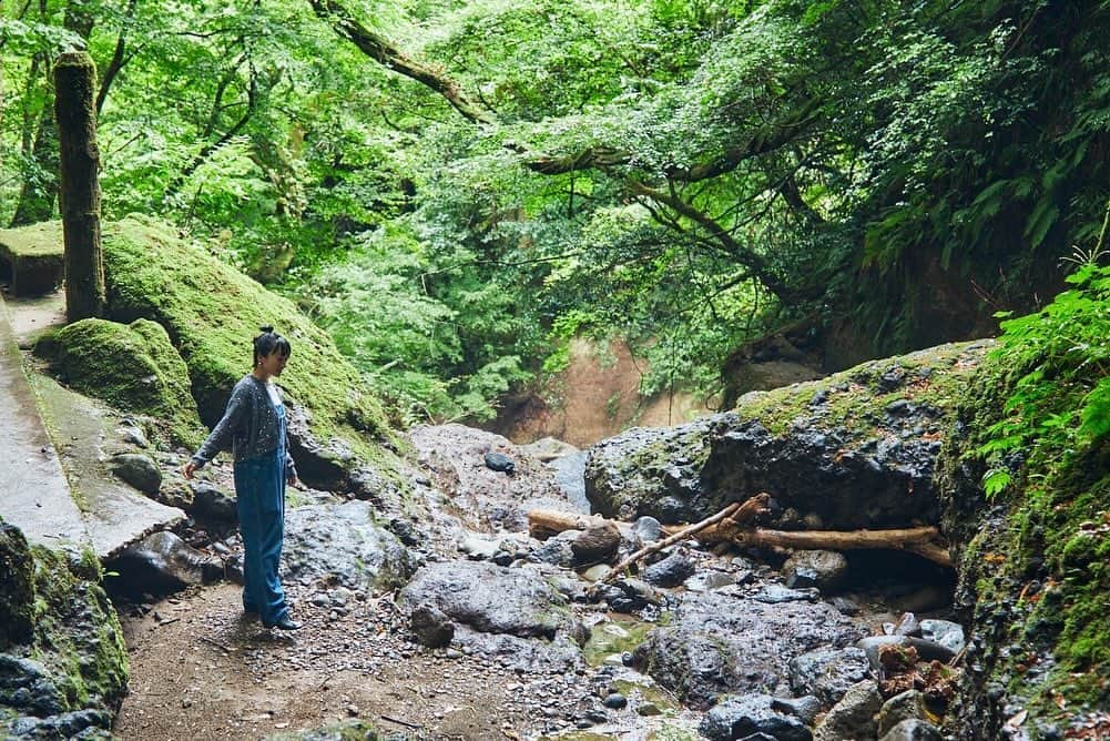 高山都さんのインスタグラム写真 - (高山都Instagram)「富山を五感で楽しんできました。 美しい水に触れ、手仕事に触れ、食に触れ… そんな旅の記録が @doors_toyama @hanako_magazine にて掲載されています。 大岩の旅館だんごやさんの生そうめん美味しかったなー🥹 自然豊かで水が綺麗な富山は、静かに自分のペースを味わい自己と向き合う時間を大切にするような、そんな地でした。 お酒も野菜も魚も美味しくって、またゆっくり行ってみたい。  photo @kurokawa.photo  hairmake @chikasuzuki1」12月17日 12時04分 - miyare38