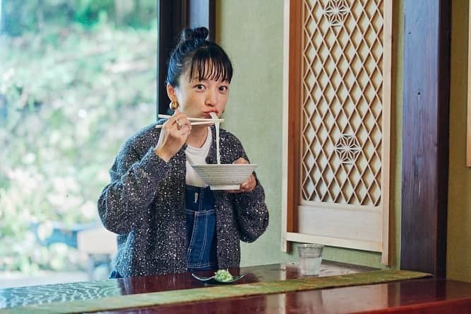 高山都のインスタグラム：「富山を五感で楽しんできました。 美しい水に触れ、手仕事に触れ、食に触れ… そんな旅の記録が @doors_toyama @hanako_magazine にて掲載されています。 大岩の旅館だんごやさんの生そうめん美味しかったなー🥹 自然豊かで水が綺麗な富山は、静かに自分のペースを味わい自己と向き合う時間を大切にするような、そんな地でした。 お酒も野菜も魚も美味しくって、またゆっくり行ってみたい。  photo @kurokawa.photo  hairmake @chikasuzuki1」