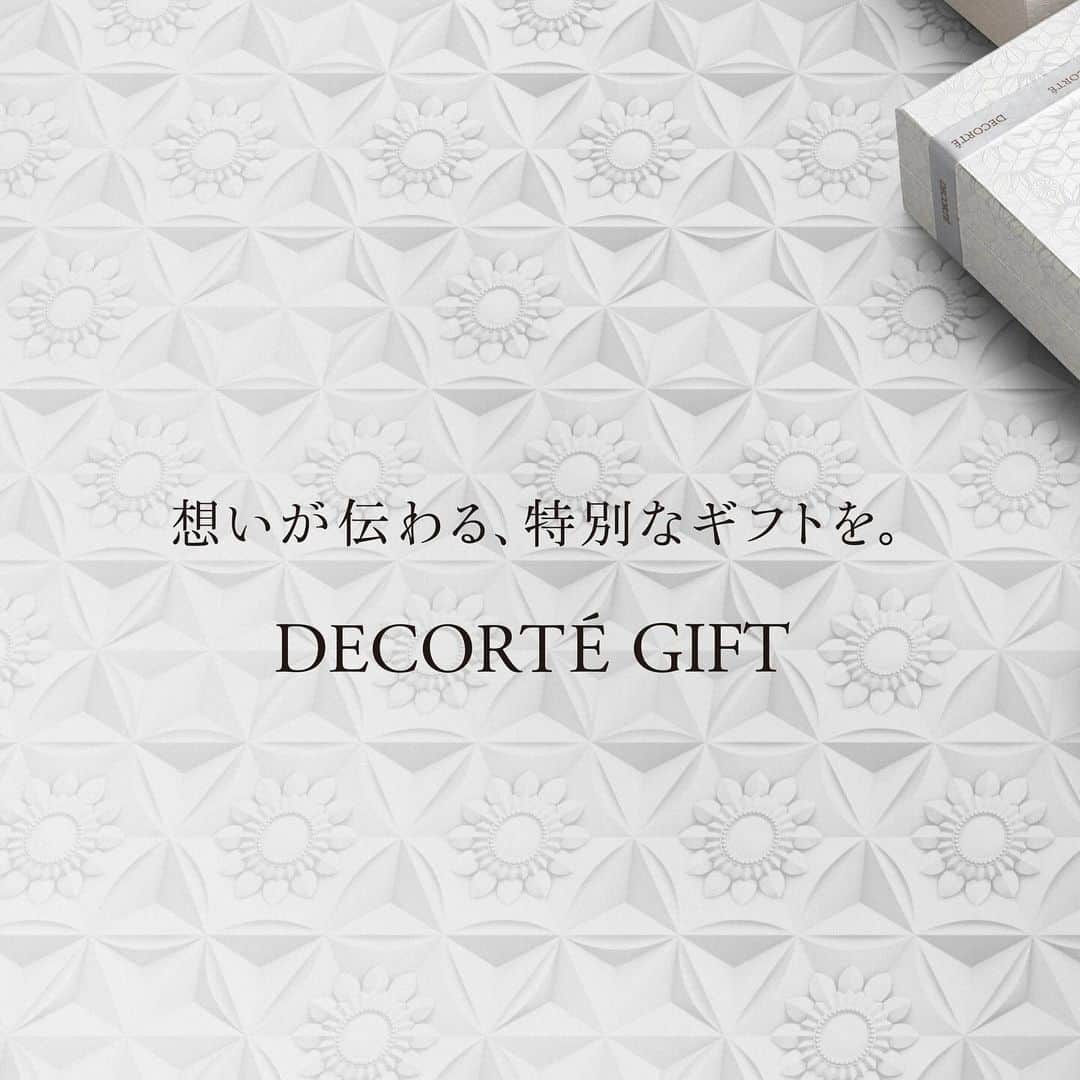 DECORTÉのインスタグラム：「Gift items chosen with thoughts of someone special. Four different colored ribbons and six gift boxes of varying sizes and colors enhances the feelings of both the giver and the recipient.  大切な相手を想って選ぶギフトアイテム。 大きさ・色が異なる6種のギフトボックスに4色のリボンをかけて 贈る側・受け取る側の気持ちをいっそう彩ります。  1月16日発売　新商品  #decorte #コスメデコルテ #ギフトボックス #ギフト #gift」
