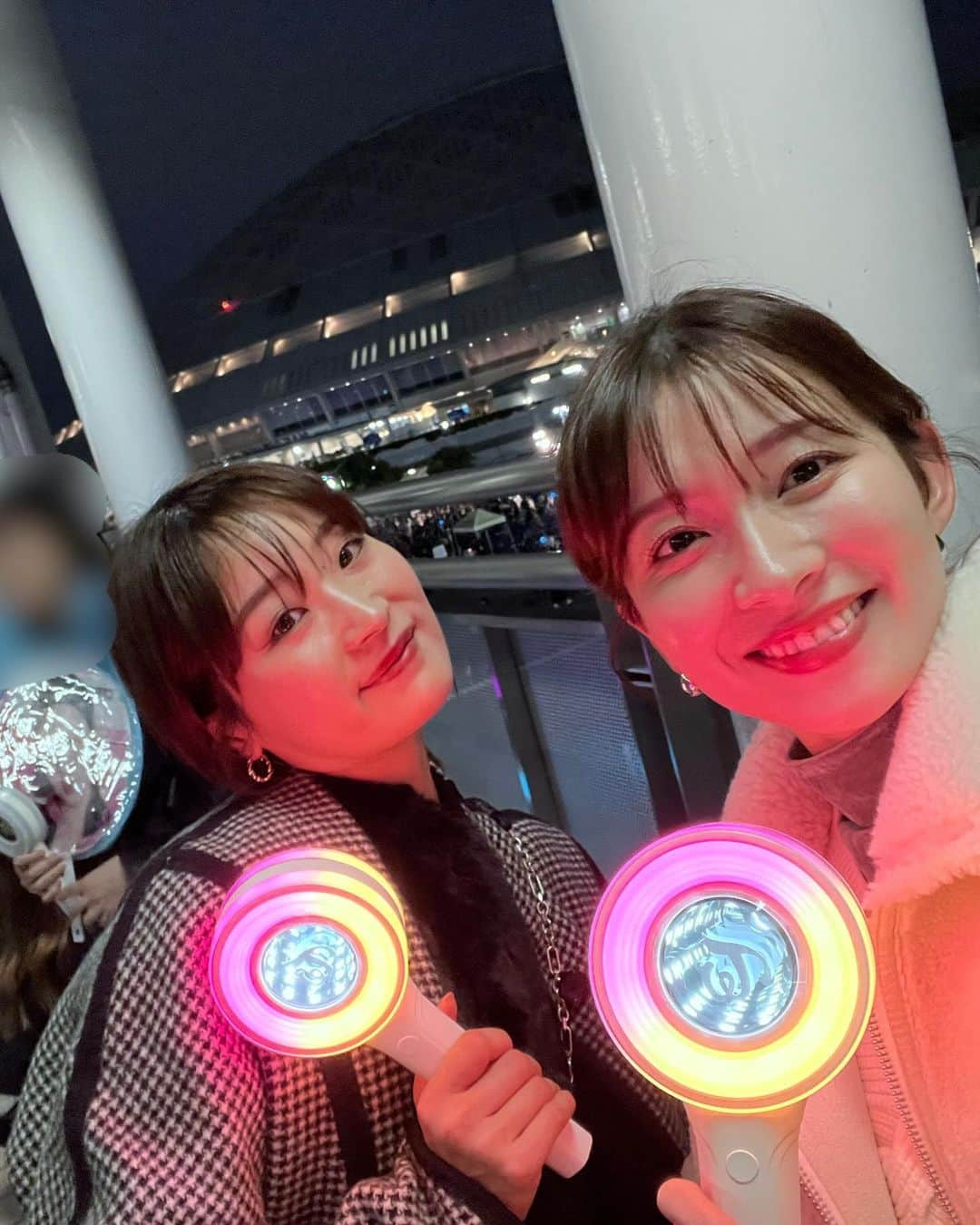 山本里菜さんのインスタグラム写真 - (山本里菜Instagram)「. TWICE 5TH WORLD TOUR 'READY TO BE' in JAPAN  名古屋公演1日目 ありがとうございました💕  拝めさせていただきました🙏⭐️  綺麗、美しい、可愛い、元気... 全ての褒め言葉を捧げます🥹🤍  アップグレードしてさらにカッコよくなってたなぁ。 あんなに顔小さいってあり得る？スタイル良すぎて、、 たくさん踊って歌って汗かいてるはずなのに お肌もツヤツヤでメイクも崩れてなくて 最後の最後まで美しくて😭🪽  メンバーの仲の良さも伝わってきて TWICEって本当に最強グループだなって 改めて感じました🖤🖤🖤🖤  これからも推せていただきます！！  味仙に行けなかったのだけ後悔🥲  TWICEの皆さん今日も公演頑張って下さい❤️  #twice #名古屋　#sana #nayeon #推し」12月17日 12時13分 - rinayamamoto_0622