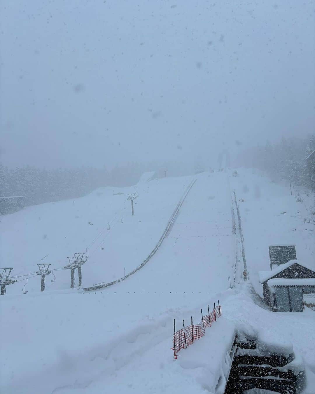 菊地友弘さんのインスタグラム写真 - (菊地友弘Instagram)「名寄でのジャンプ2連戦。 きょうは天気が目まぐるしく変わり、 女子の1回目のジャンプがやり直しになり、先程終了。 男子も残り10人ほどのところでキャンセルになり、 また1人目からやり直しに！  なんとか無事に競技が進んでほしいです！ #スキージャンプ #名寄 #雪 #風 #htb #菊地友弘」12月17日 12時27分 - htb_kikuchitomohiro