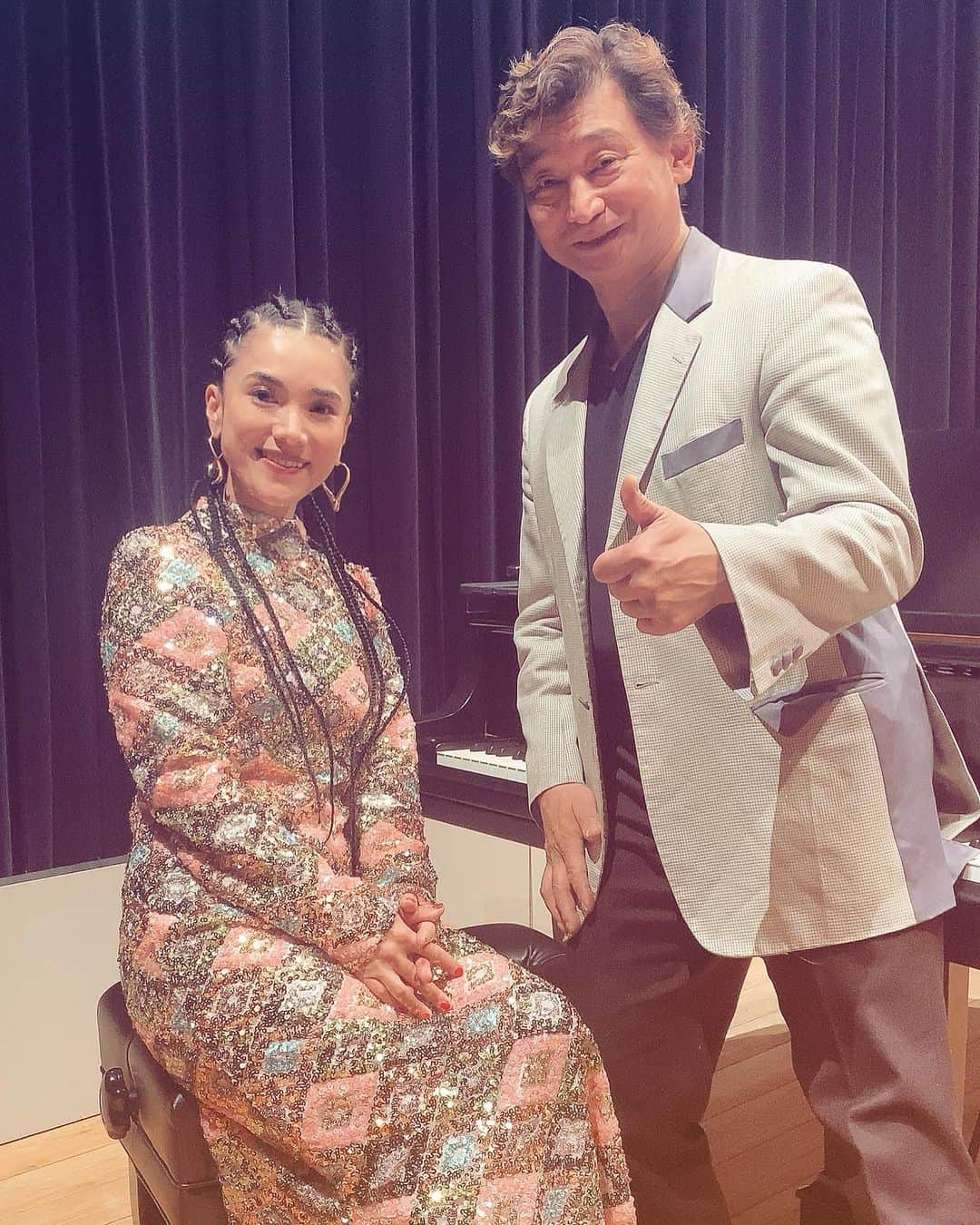 TiAさんのインスタグラム写真 - (TiAInstagram)「昨日は、2023 World Act in Tokyo 主催者の  アガペーさんありがとうございました！  こんなにも慈愛に溢れ、 笑顔をくださりありがとうございます。  世界で活躍するマジシャンの皆様のマジックショーに大興奮！！一部、2部ともTiA with TiA's Choir は、オープニングアクトとエンディングを歌わせていただきました。ピアノサポートは、土井あかねさん。😌 @doi_akane   次は、2024年6月に開催だそうです！⭐️ 楽しみですね！📣  😌❤️  人は完璧ではなく、私は足りないところばかり。 人と人は支え合って生きてるなぁと感じたり。 改めて、愛を持って日々を送りたいなぁと思ったり。  私はステージを与えてもらえて幸せです。 ステージを与えてもらえることは当たり前ではないのです。全ての皆さんに感謝を忘れないこと。  歌うことで、伝えていきたいです。  TiA's Choirのリーダーとして、マインドは明るく前向きに楽しむ！！を伝えられたこと。😊❤️ そんな背中を見せることができた30代後半にむけて、2024年は眩しすぎる！！と確信したのでした。  皆さん、いつも太陽のように！月のように！ 傍にいてくれてありがとうございます。  Love ü.」12月17日 12時29分 - tia_singer