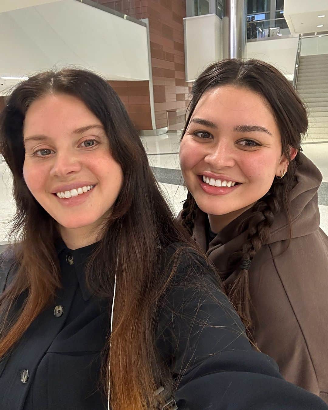 ベラ・ゴールデンのインスタグラム：「sometimes you take a red eye to nashville on a monday night and you end up sitting behind lana del rey. 🎀 you realize this an hour into your flight & spend the remaining two hours considering what you’d even say to the musician that’s been there for you in the form of records, even as a stranger, for over a decade. since you were a sixteen-year-old girl crying in her bedroom, singing at the top of your lungs in your first car, her songs helping you through grief, sensuality and heartache, giving you the space to experience your real emotions. so, upon landing, you grab your bags and hurry off- hoping to tell her how much her music has meant to you, but lose sight of her in the crowd of passengers. and in a moment of disappointment, you see her, get the courage to say thank you for the endless catalog of life-saving music, she tells you “thank you sweetheart” with the kindest smile and says to walk with her. you end up walking & talking the whole way (even get lost on the middle floor of the airport together) where you take a selfie at baggage claim at 4:38 in the damn. morning. no i still can’t believe it, no i don’t know how, but i thank fate and i thank you, lana, for taking the time to be a great person and make me see you in a whole new light. and for giving me something to smile about 4ever 💗」