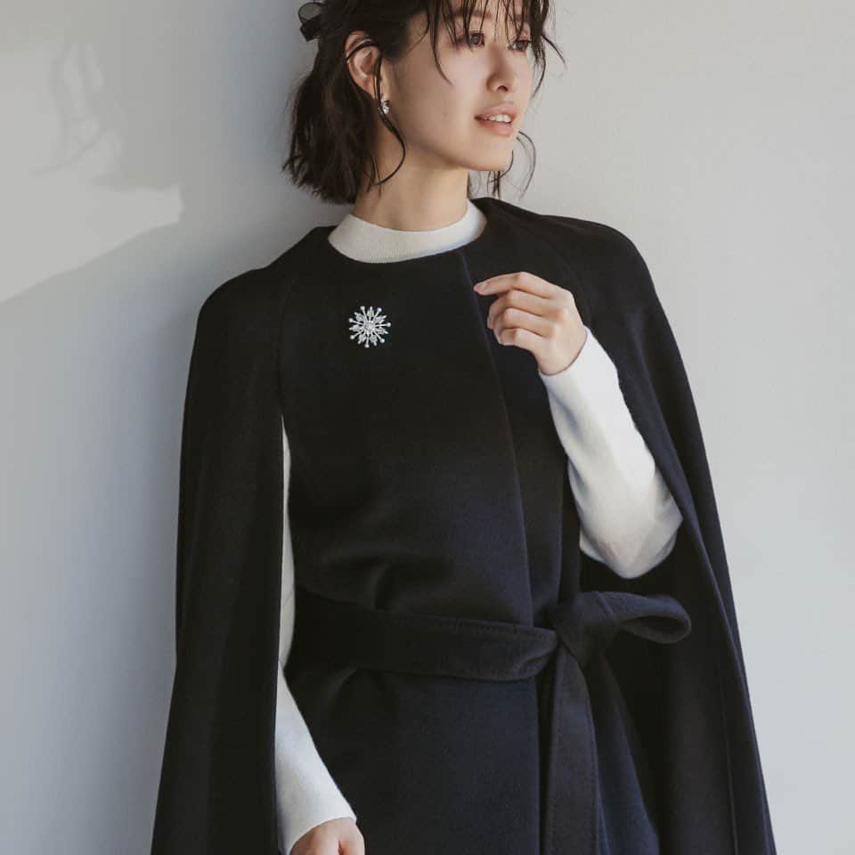 celford_officialのインスタグラム：「【COLUMN】 ⁡ 〜全方位から華麗な雰囲気を漂わせるなら〜 ⁡ 美術館など広い場所でのデートには、 360度全方位素敵でいたいですよね！ ⁡ ペイントタッチのボリュームスカートに上質な カシミヤマントでドラマティックなスタイルに。 ⁡ さらに接近戦でも映える、 肩周りの可愛いニットもオン。 ⁡ これでどんなシーンも抜け目なしです！ ⁡ coat ¥187,000 knit ¥18,700 skirt ¥24,200 ◆全て発売中 ⁡ オンラインから是非ご覧下さい。 ⁡ Height:165cm Size:36 ⁡ ⁡ #CELFORDAW23 #celford #セルフォード」