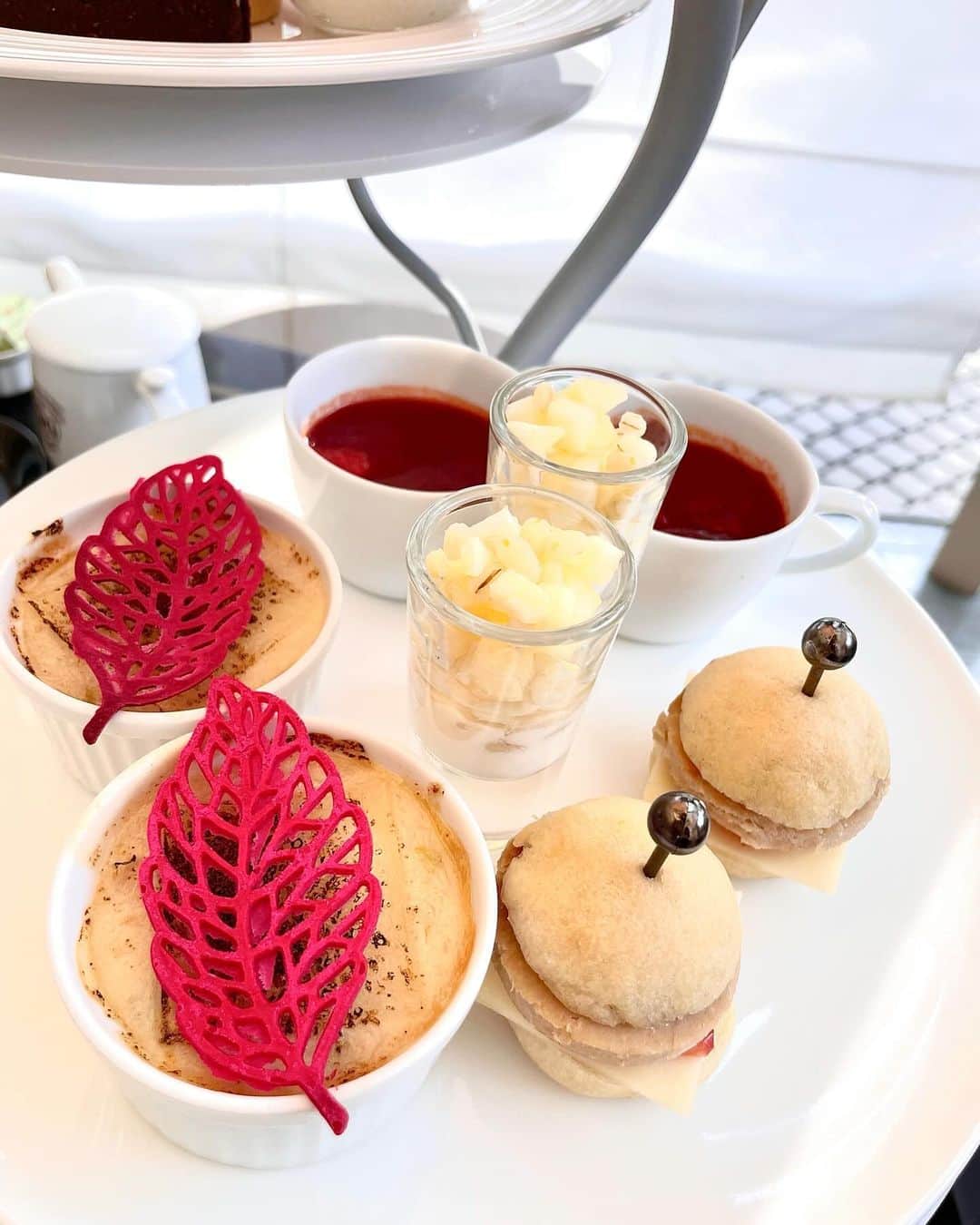 エリカ・セイラさんのインスタグラム写真 - (エリカ・セイラInstagram)「Vegan Winter Afternoon Tea at @tokyomarriott 🍓  #ヴィーガンアフタヌーンティー #ヴィーガン #ベジタリアン #vegan #vegetarian #vegansweets  #アフタヌーンティー #インフルエンサー #ヘルシー #ダイエット  #hightea #ヴィーガンスイーツ #ヴィーガンカフェ #ヌン活 #アフヌン #ビーガン #東京グルメ #カフェ巡り #afternoontea #veganfood #マリオット #マリオットホテル #東京マリオットホテル #mariott #mariotthotel #glutenfree #グルテンフリー #アフタヌーンティー東京 #クリスマスケーキ #クリスマスアフタヌーンティー」12月17日 13時07分 - erica_sarah_