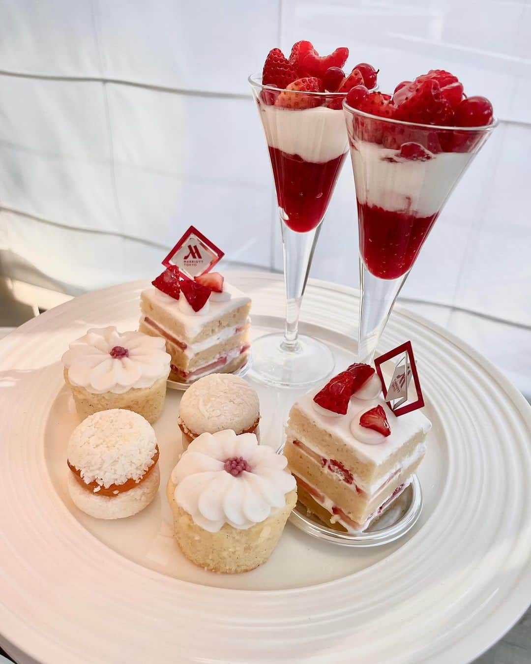 エリカ・セイラさんのインスタグラム写真 - (エリカ・セイラInstagram)「Vegan Winter Afternoon Tea at @tokyomarriott 🍓  #ヴィーガンアフタヌーンティー #ヴィーガン #ベジタリアン #vegan #vegetarian #vegansweets  #アフタヌーンティー #インフルエンサー #ヘルシー #ダイエット  #hightea #ヴィーガンスイーツ #ヴィーガンカフェ #ヌン活 #アフヌン #ビーガン #東京グルメ #カフェ巡り #afternoontea #veganfood #マリオット #マリオットホテル #東京マリオットホテル #mariott #mariotthotel #glutenfree #グルテンフリー #アフタヌーンティー東京 #クリスマスケーキ #クリスマスアフタヌーンティー」12月17日 13時07分 - erica_sarah_