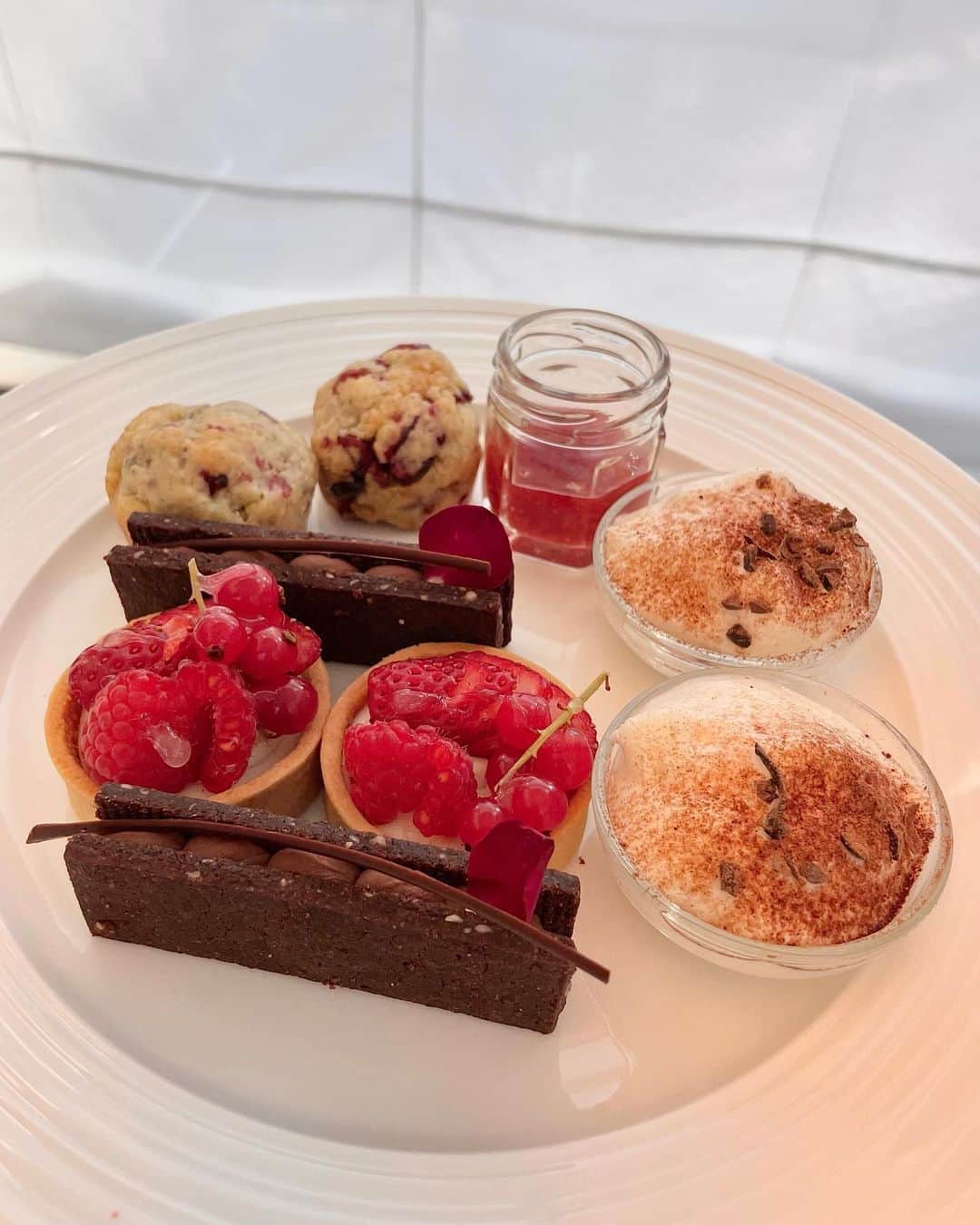 エリカ・セイラさんのインスタグラム写真 - (エリカ・セイラInstagram)「Vegan Winter Afternoon Tea at @tokyomarriott 🍓  #ヴィーガンアフタヌーンティー #ヴィーガン #ベジタリアン #vegan #vegetarian #vegansweets  #アフタヌーンティー #インフルエンサー #ヘルシー #ダイエット  #hightea #ヴィーガンスイーツ #ヴィーガンカフェ #ヌン活 #アフヌン #ビーガン #東京グルメ #カフェ巡り #afternoontea #veganfood #マリオット #マリオットホテル #東京マリオットホテル #mariott #mariotthotel #glutenfree #グルテンフリー #アフタヌーンティー東京 #クリスマスケーキ #クリスマスアフタヌーンティー」12月17日 13時07分 - erica_sarah_