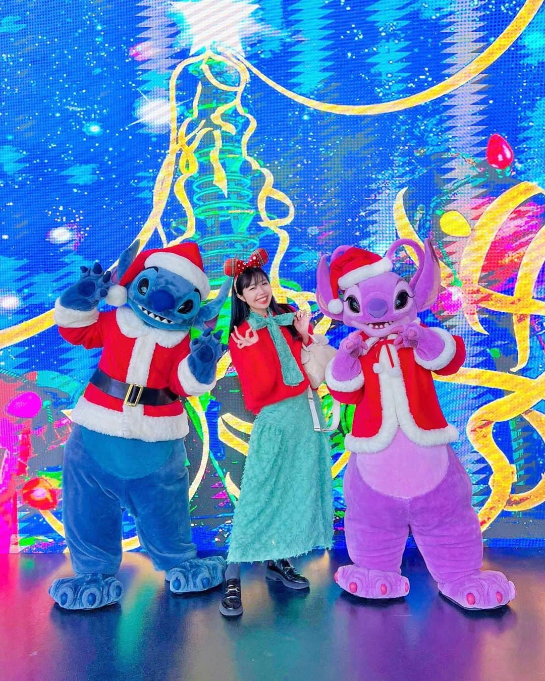 中島奈津希のインスタグラム：「🎅🏻🎄 ⁡ ⁡ ⁡ ⁡ 見てーーーーーーー🥹💙🩷 ⁡ ⁡ マーベルキャラのグリ列かと思って キャストさんに質問したら ＂サンタコスチュームのスティッチだよ＂と教えてもらって ⁡ アプリにも載っていなかったから めちゃくちゃテンション上がって待機してたの🫢❣️ ⁡ ⁡ ⁡ ⁡ ⁡ ⁡ ⁡ ⁡ そしたら まさかのエンジェルとスティッチの ペアグリでした🥹💙🩷 ⁡ グリ動画は#変身ディズニーバウンド のほうに載せたのだけど もうね本当に本当に可愛すぎて にやにやがとまらなかった🫠💙🩷💙🩷 ⁡ お辞儀してくれたり リボン一緒だねってしてくれたり エンジン組んだり笑 もう幸せ、、🫠💙🩷 ⁡ ⁡ ⁡ ペアで登場してパニックになってる様子を最後に載せてるのでよかったら見てね🫣笑 ☁️☁️☁️☁️☁️☁️☁️☁️☁️☁️☁️☁️☁️☁️☁️☁️☁️ #PR#HKDisneyland #WorldofFrozen #ワールドオブフローズン#Frozen#アナと雪の女王 #SummerSnowDay#夏の雪の日#LetTtGo#香港ディズニーランド#ForTheFirstTimeinForever#生まれてはじめて#Disneyland#Disney#ディズニーランド#ディズニー動画　#disneyreels#クリスマスディズニー#disneycristmas」