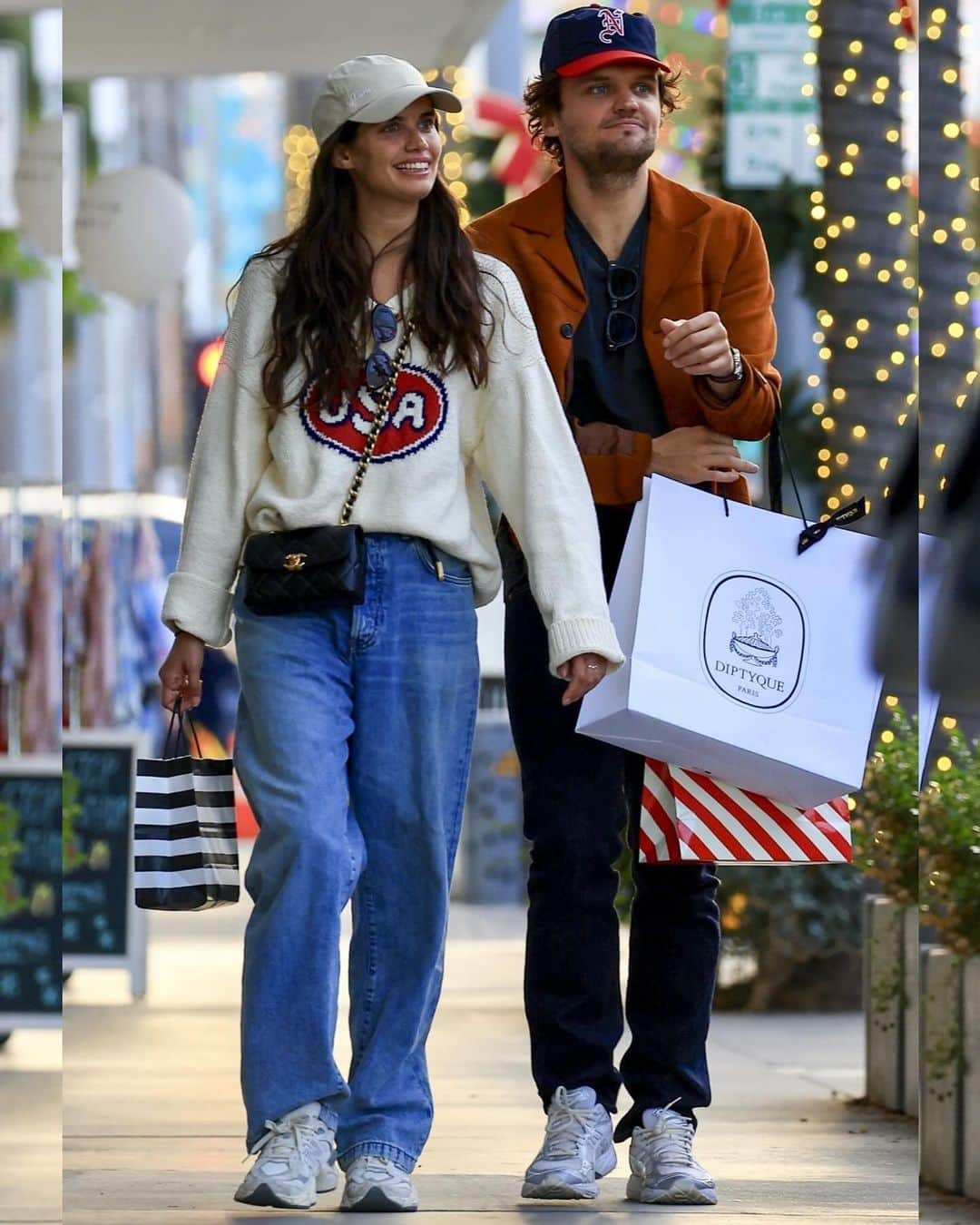 Just Jaredさんのインスタグラム写真 - (Just JaredInstagram)「Sara Sampaio and boyfriend Ray Nicholson were all smiles during a shopping spree in Beverly Hills today. We’ve got more pics over at JustJared.com! #SaraSampaio #RayNicholson Photos: Backgrid」12月17日 13時33分 - justjared