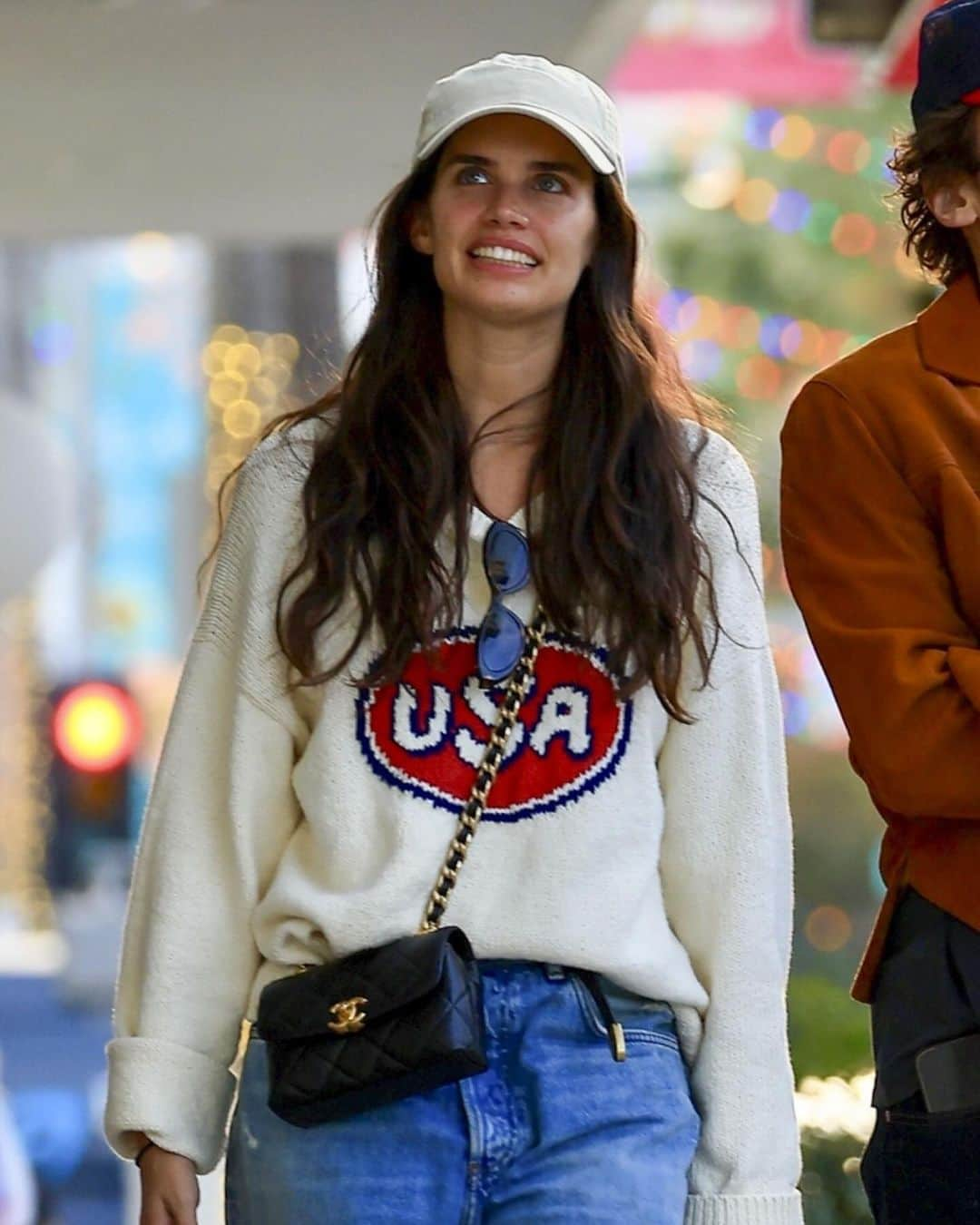 Just Jaredさんのインスタグラム写真 - (Just JaredInstagram)「Sara Sampaio and boyfriend Ray Nicholson were all smiles during a shopping spree in Beverly Hills today. We’ve got more pics over at JustJared.com! #SaraSampaio #RayNicholson Photos: Backgrid」12月17日 13時33分 - justjared