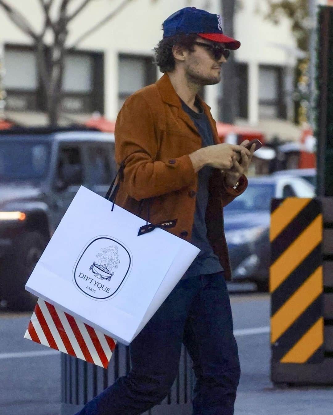 Just Jaredさんのインスタグラム写真 - (Just JaredInstagram)「Sara Sampaio and boyfriend Ray Nicholson were all smiles during a shopping spree in Beverly Hills today. We’ve got more pics over at JustJared.com! #SaraSampaio #RayNicholson Photos: Backgrid」12月17日 13時33分 - justjared