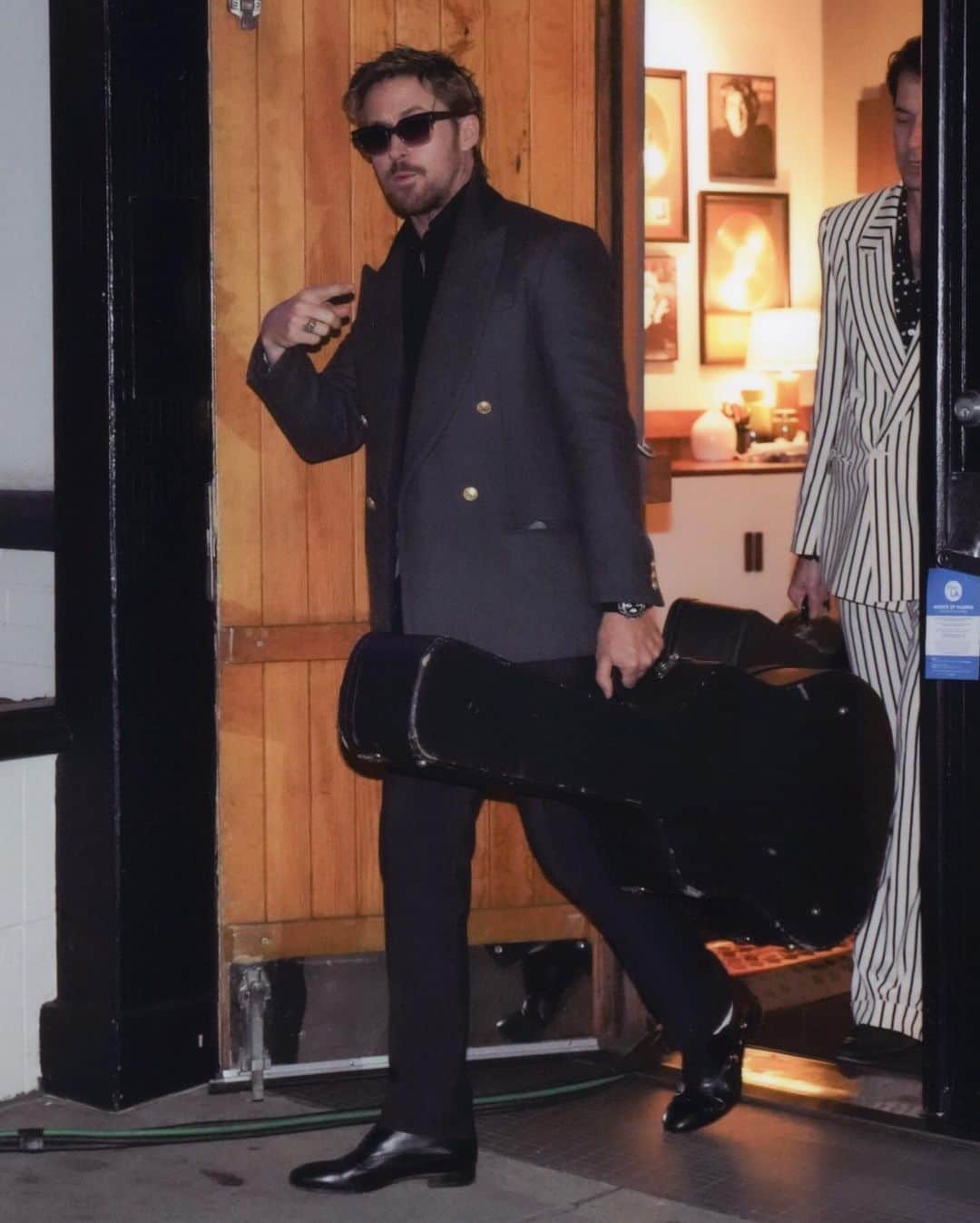 Just Jaredのインスタグラム：「Ryan Gosling was spotted exiting a recording studio in Los Angeles with a guitar in hand. He was with “I’m Just Ken” co-writer and co-producer Mark Ronson. We’ve got more details over at JustJared.com! #RyanGosling #MarkRonson Photos: Lea Garn」