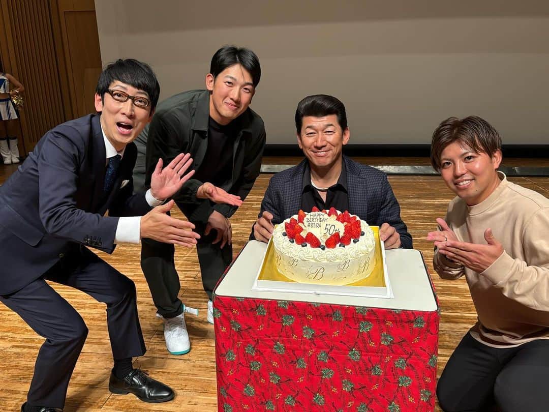 吉川正洋のインスタグラム：「今日は『京急百貨店・ウィング上大岡 PRESENTS 横浜DeNAベイスターズ クリスマストークショー 2023』でした！  三浦監督、東選手、山本祐大選手、楽しいお話をありがとうございました！今日はMCというより笑ってばかりいました！！  #baystars」