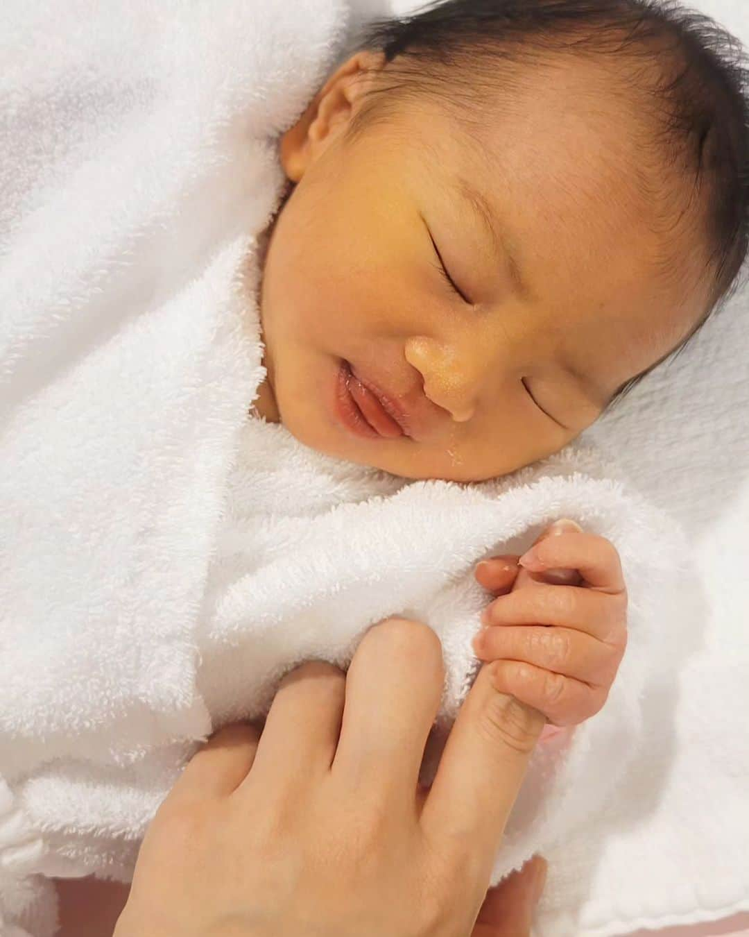 佐川愛果さんのインスタグラム写真 - (佐川愛果Instagram)「. 🐣Newborn🐣  遂に新しい家族が増えました～！！   12/14 7:30 40w4d 2804gの女の子を緊急帝王切開にて出産しました👶✂️ 今回はトーラックに挑戦したのですが成功ならず😭１度子宮に傷が入ってると、中々陣痛が進まないらしく、12日からの陣痛は長期戦で結構大変でした😅子宮口3cmくらいの段階で羊水過少の診断をされ、破水したらちょっとどうだろう…という空気が分娩室の中を漂い😇 6cmの時に破水し、それでも中々進まないし赤ちゃんも苦しいサインが出てるということでカイザーに変更✂️(その間、「こんなに時間経ってるのに子宮口開かないとか絶対なんかある！なんでなの！？💢」ってもはやキレてた笑) 無事に産まれることが出来ました👶 取り上げて貰ったとき、パパがかなり心配していて「色がもう青紫になってるし泡吹いてるし大丈夫かな😭」と横でずっと言っていて笑 「えー？そう？大丈夫でしょー笑」という頭がハイになっている私😅 後で写真見返したら確かにかなり苦しかったんだな…という色でした😭あのタイミングで切り替えたのは正解だったのかもしれない🤔   帝王切開を避けたくてトーラックが出来る産院にしたけど、結果的にまた切ることに😇笑 でも、陣痛も経験出来たし、なんか前回より回復が早い気がする？🤔ので、挑戦出来ただけでありがたかったなあ😊 トータルの感想としては、"無痛でいいと思う"って思いましたw 娘が出産するときは、可能ならば無痛or和痛でいいのでは、、とアドバイスするかなw  今は傷の痛みとおっぱいとの格闘中～☺ ２人目だからか、気持ち的にも余裕あり！高熱も出てないし、早く歩けるようになって日常生活に戻りたいーっ😆   #出産報告  #予定日超過  #トーラック  #トーラック挑戦  #トーラック失敗  #緊急帝王切開  #女の子ママ  #20231214」12月17日 14時08分 - aika728sagawa