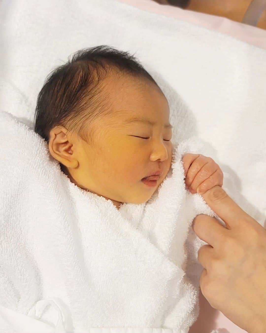 佐川愛果さんのインスタグラム写真 - (佐川愛果Instagram)「. 🐣Newborn🐣  遂に新しい家族が増えました～！！   12/14 7:30 40w4d 2804gの女の子を緊急帝王切開にて出産しました👶✂️ 今回はトーラックに挑戦したのですが成功ならず😭１度子宮に傷が入ってると、中々陣痛が進まないらしく、12日からの陣痛は長期戦で結構大変でした😅子宮口3cmくらいの段階で羊水過少の診断をされ、破水したらちょっとどうだろう…という空気が分娩室の中を漂い😇 6cmの時に破水し、それでも中々進まないし赤ちゃんも苦しいサインが出てるということでカイザーに変更✂️(その間、「こんなに時間経ってるのに子宮口開かないとか絶対なんかある！なんでなの！？💢」ってもはやキレてた笑) 無事に産まれることが出来ました👶 取り上げて貰ったとき、パパがかなり心配していて「色がもう青紫になってるし泡吹いてるし大丈夫かな😭」と横でずっと言っていて笑 「えー？そう？大丈夫でしょー笑」という頭がハイになっている私😅 後で写真見返したら確かにかなり苦しかったんだな…という色でした😭あのタイミングで切り替えたのは正解だったのかもしれない🤔   帝王切開を避けたくてトーラックが出来る産院にしたけど、結果的にまた切ることに😇笑 でも、陣痛も経験出来たし、なんか前回より回復が早い気がする？🤔ので、挑戦出来ただけでありがたかったなあ😊 トータルの感想としては、"無痛でいいと思う"って思いましたw 娘が出産するときは、可能ならば無痛or和痛でいいのでは、、とアドバイスするかなw  今は傷の痛みとおっぱいとの格闘中～☺ ２人目だからか、気持ち的にも余裕あり！高熱も出てないし、早く歩けるようになって日常生活に戻りたいーっ😆   #出産報告  #予定日超過  #トーラック  #トーラック挑戦  #トーラック失敗  #緊急帝王切開  #女の子ママ  #20231214」12月17日 14時08分 - aika728sagawa