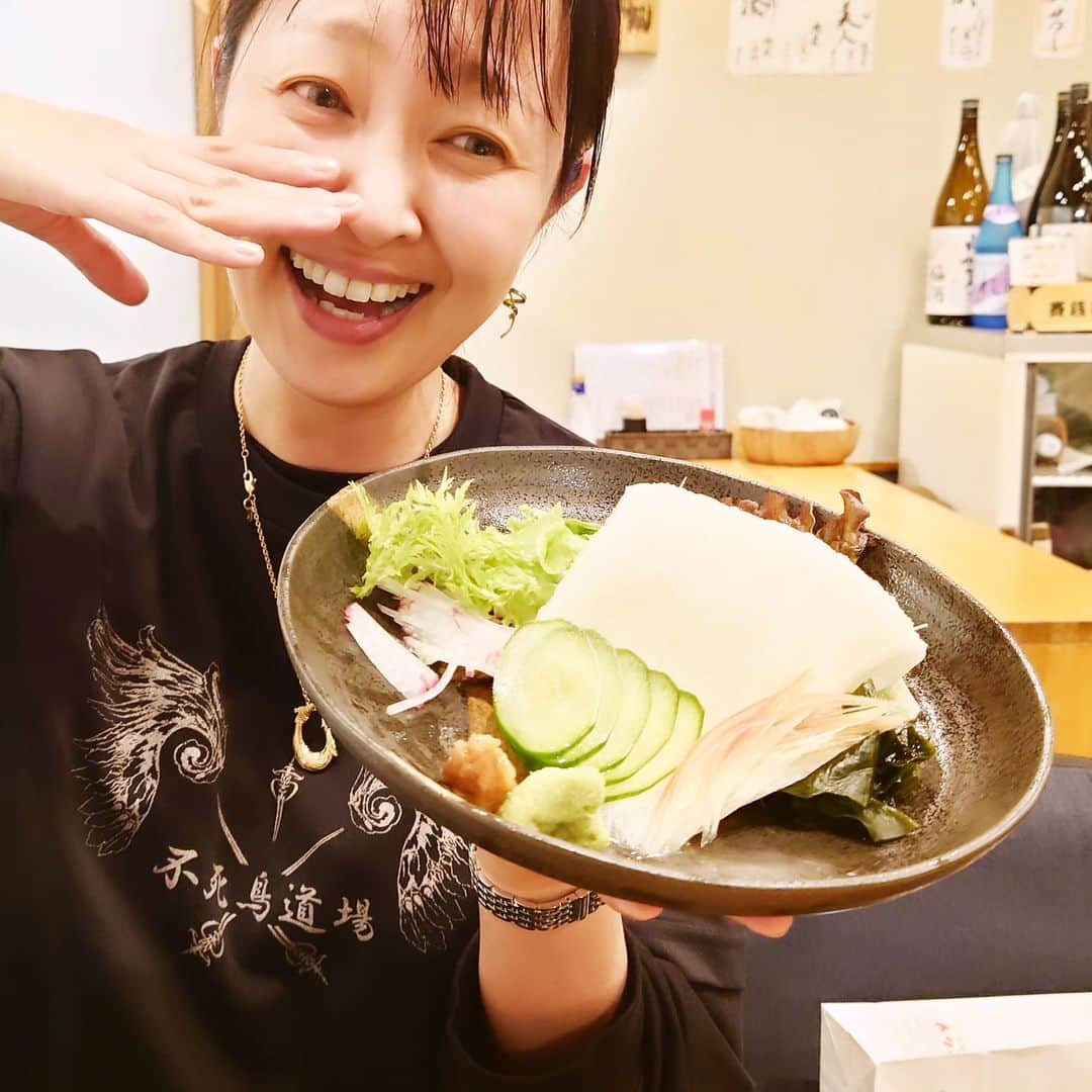 伊勢みずほさんのインスタグラム写真 - (伊勢みずほInstagram)「長芋そうめん😭生姜玉子ごはん😭 ツルじいマスター😭　  家族の元へ帰られたマスターは 変わらず楽しそうに素敵なマスターでした✨  振り返れば、 マスターが新潟にいらした年月は貴重で、 その間に出逢うことができ、 お料理をいただくことができ、 お人柄が味になるのだと教わりました。  やっぱり最高に美味しくて沁みるお料理でした。  昨日は東京に住む幼馴染み夫婦と ほっこり和みの時間を過ごさせていただきました🍚  次はいつ来られるかな。 またすぐに行きたいなぁ🥰  #彩膳ちくら #大山駅グルメ #大山駅 #東京グルメ #伊勢みずほ #感謝」12月17日 14時03分 - isemizuhoo
