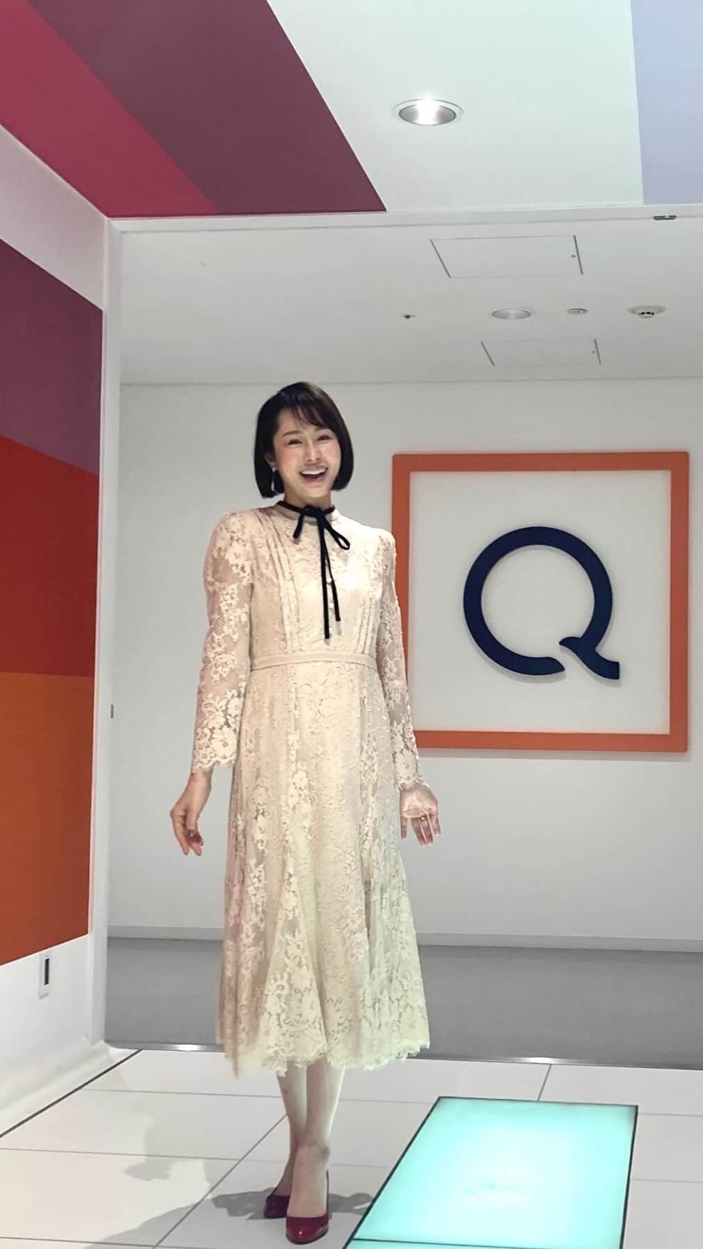 藤井美加子のインスタグラム：「✴︎ QVCのお衣装たち そして現場📹  生放送。 商品をお買い上げいただく。 それはとてつもない張り詰めた緊張感と集中力が必要で…💭 そんな中でも笑顔でいられるのはご一緒する大先輩と支えてくださるスタッフさんのお陰です。  ありがとうございます。  何より私の言葉を信じて購入して下さった方には心から感謝を。これからも真実を愛を込めてお届けします。ずっと🕊️  #2023年最後のOA #ありがとうございました #これからもよろしくお願いいたします #美肌食マイスター #美肌エキスパート #三木美加子」