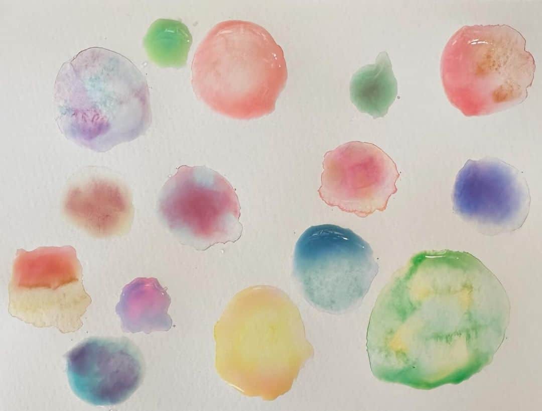 鈴木杏のインスタグラム：「乾く前が、ぷっくりしてて、めっちゃかわいいんだ。  #スズキの絵#ホログラム#水彩画」