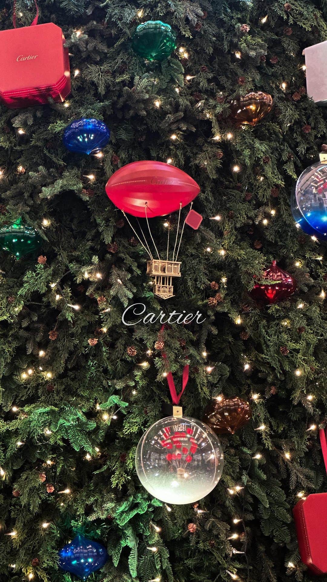 mimisomiのインスタグラム：「Cartier’s Magical Encounters カルティエのホリデーイベント！  クリスマスツリーが、 六本木ヒルズと日本橋三越に飾られているよ🎄  2023/12/14〜12/25まで カルティエワゴンで投稿をすると、 お花のプレゼントをもらえるよ ※配布予定数に達し次第、終了  #Cartier #TheFabulousCartierHouse #CartierTokyo #カルティエ #日本橋三越 #カルティエワゴン #カルティエツリー #デートスポット #東京デート」