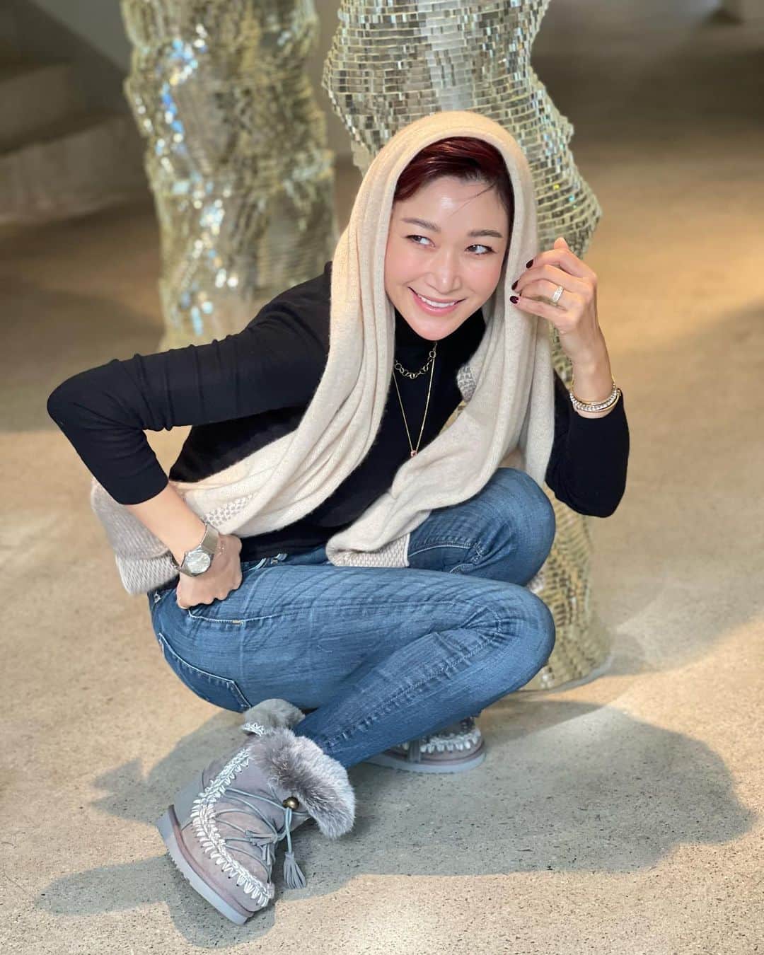 ピョン･ジョンスのインスタグラム：「날씨 추워지니  스타일이구 뭐구 다 필요없다 !🙀 마구 껴입구 대충 나오시는 분들 없겠죠?  내복에 기모바지에 니트입어도   구두는 죽어도 못 신겠죠? 😹 대충신어도 스타일 살리는 모우부츠 2탄 갑니당  🎃에스키모 퍼부츠 🔛그레이 /카멜  🎃컬러풀 실조합의 퍼부츠 🔛그레이 /블랙  맨발에 신어보면 알죠! 조이는게 없어요 벗고 신기 넘 편하고  36🔝220-230 37🔝235-240 38🔝245-250 39🔝250-260 전 260모두 39신었어요  👁️‍🗨️MOU 🔜12.18 9am 영국에서 왔어요」