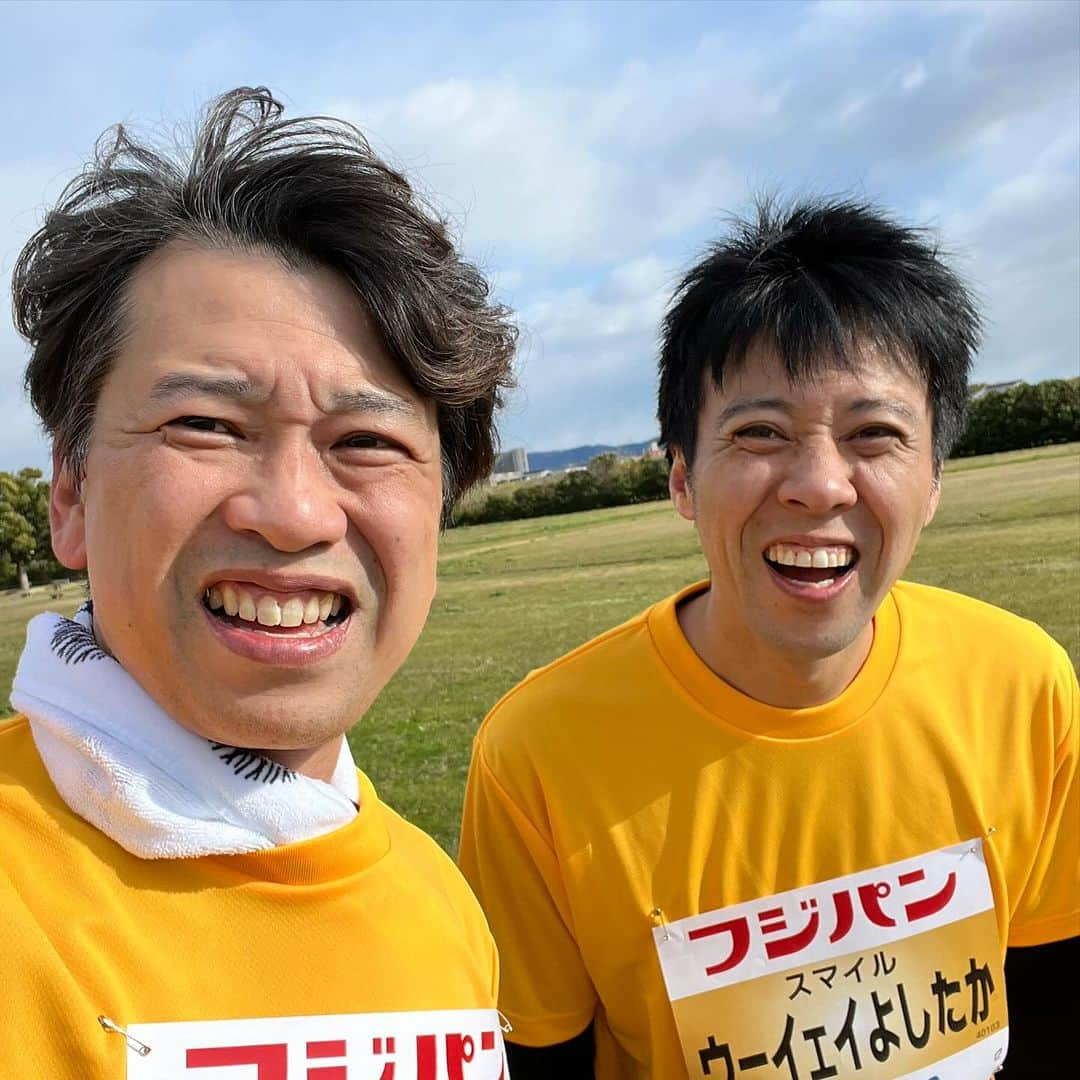 原田良也さんのインスタグラム写真 - (原田良也Instagram)「本日は年に一度めっちゃ運動する日「寛平マラソン」でした！ マイペースで楽しみながらのラン！ 最初はウーイェイと二人で すると仲間が三人に 今度は四人に 最終的に五人仲良くタイムオーバーでした。。。  でも駅伝のスタートを見届けた後 ゴールはみんなでしましたよ^ ^  あー楽しかった♪  #寛平マラソン #吹田スタジアム #淀川 #琵琶湖と繋がってる淀川」12月17日 14時43分 - irasshassee