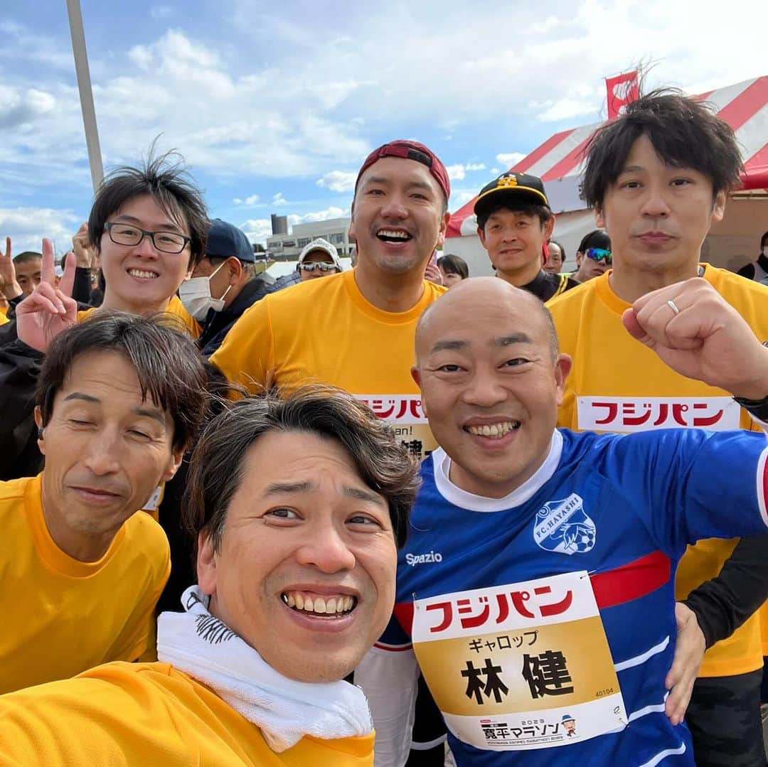 原田良也のインスタグラム：「本日は年に一度めっちゃ運動する日「寛平マラソン」でした！ マイペースで楽しみながらのラン！ 最初はウーイェイと二人で すると仲間が三人に 今度は四人に 最終的に五人仲良くタイムオーバーでした。。。  でも駅伝のスタートを見届けた後 ゴールはみんなでしましたよ^ ^  あー楽しかった♪  #寛平マラソン #吹田スタジアム #淀川 #琵琶湖と繋がってる淀川」