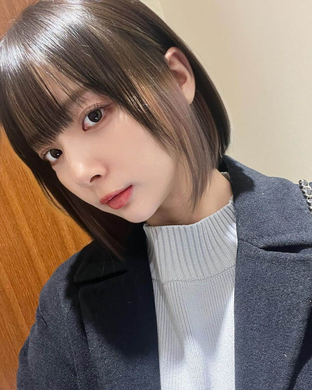 岡田紗佳のインスタグラム：「髪チェンジ💗グレーの色味最高すぎないか？ 次の試合をお楽しみに…！！ @kuri0804 さんいつもありがとうございます〜！」