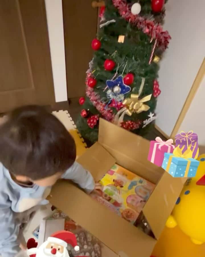 大湯みほのインスタグラム：「………  2歳にもなると…🥺✨✨  クリスマス🎄　サンタ🎅さん  色々と理解しているようです💕  お世話になっている方から、また今年も🎁素敵なクリスマスプレゼントが届きました😭✨ありがとうございます  これからの👶おふろ🛀タイムが楽しくなったね🙌  念願の✨アンパンマン✨…いや、バイキンマン✨😂にも会いにいけて、ご機嫌な週末でした！✨  クリスマスもあと少し…今年も残りわずかとなりました‼️  大掃除🧹やら…年賀状やら…やることだらけが😵たまってますが✨  皆さまも、体調にはお気をつけてお過ごし下さいませ⛄️💕」