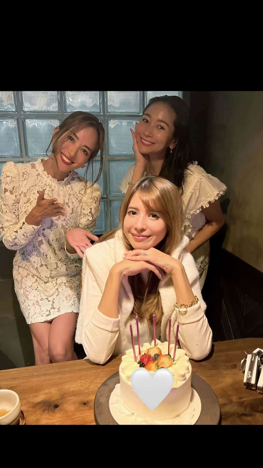 Mieのインスタグラム：「忘年会&女子会&ママ会&ビジネス会&美容会にサプライズバースデーがフルパッケージついた、笑って笑って涙が出るほど最高に楽しすぎる本当に素敵な会でした😉💓  なんでも話せるお友達がいる幸せ☺️💓  おもろ美女ズは美貌が綺麗で見惚れちゃうのに話も面白すぎて大変😍  #ハワイ #ハワイ生活  #ママ #バースデー #女子会  #白コーデ」