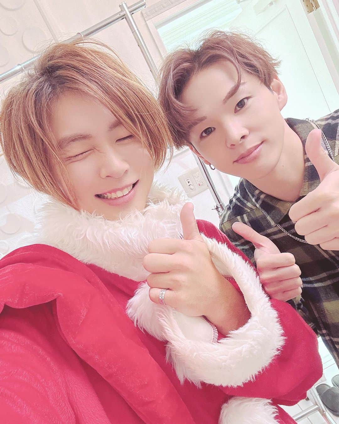 安達勇人のインスタグラム：「ADACHI HOUSEクリスマス2023ご来場ありがとうございました☺️✨ めちゃくちゃ楽しかった💓 笑い過ぎました！笑 来れた方も来れない方もちょっと早いけどメリークリスマス🎅🎄🎁 by安達勇人&加藤良輔  さぁ今宵は安達勇人ディナーショー2023！ 是非極上の聖なる夜を楽しみましょう✨」