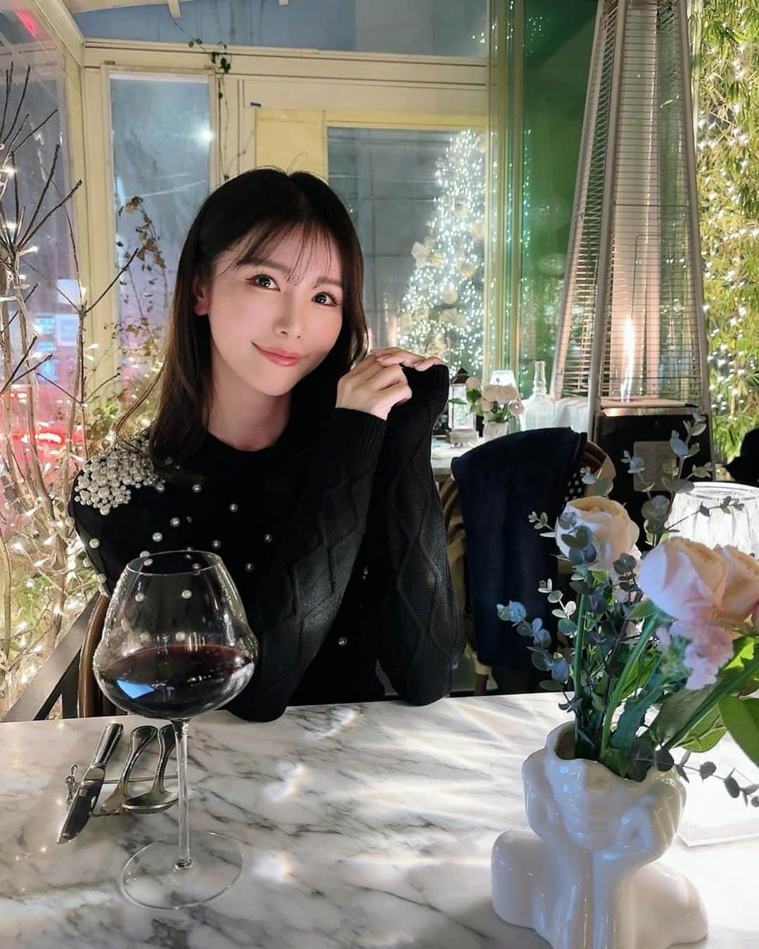 宇水遥佳さんのインスタグラム写真 - (宇水遥佳Instagram)「. チョンダムにあるスケジュールでDinner🍽️ 韓国はどこもかしこもクリスマスムードで かわいいの渋滞😍❤️ . みゆちゃまとゆっくり語り飲みしました🥰 しかし寒い！この日は雪が降って−6℃☃️💦 . 旅行前に @8ist8 でまつ毛のメンテナンスを したのでぱっちりで渡韓できてメイクも楽ちん♡ このインスタ見たと伝えてもらえたら初回60分 付け放題3500円でしていただけるそうです🥰 . そしてこの日も安定のSHEIN✨ クーポンコード【EBSJP257】 📣公式より安くなります✨ . . #SHEINコーデ #冬コーディネート  #ソウル旅 #ソウルグルメ #스케줄청담 #한국여행 #청담미식 #たびすたぐらむ  #旅スタグラム #たびじょ #韓国マニア」12月17日 15時13分 - haruka._.usui