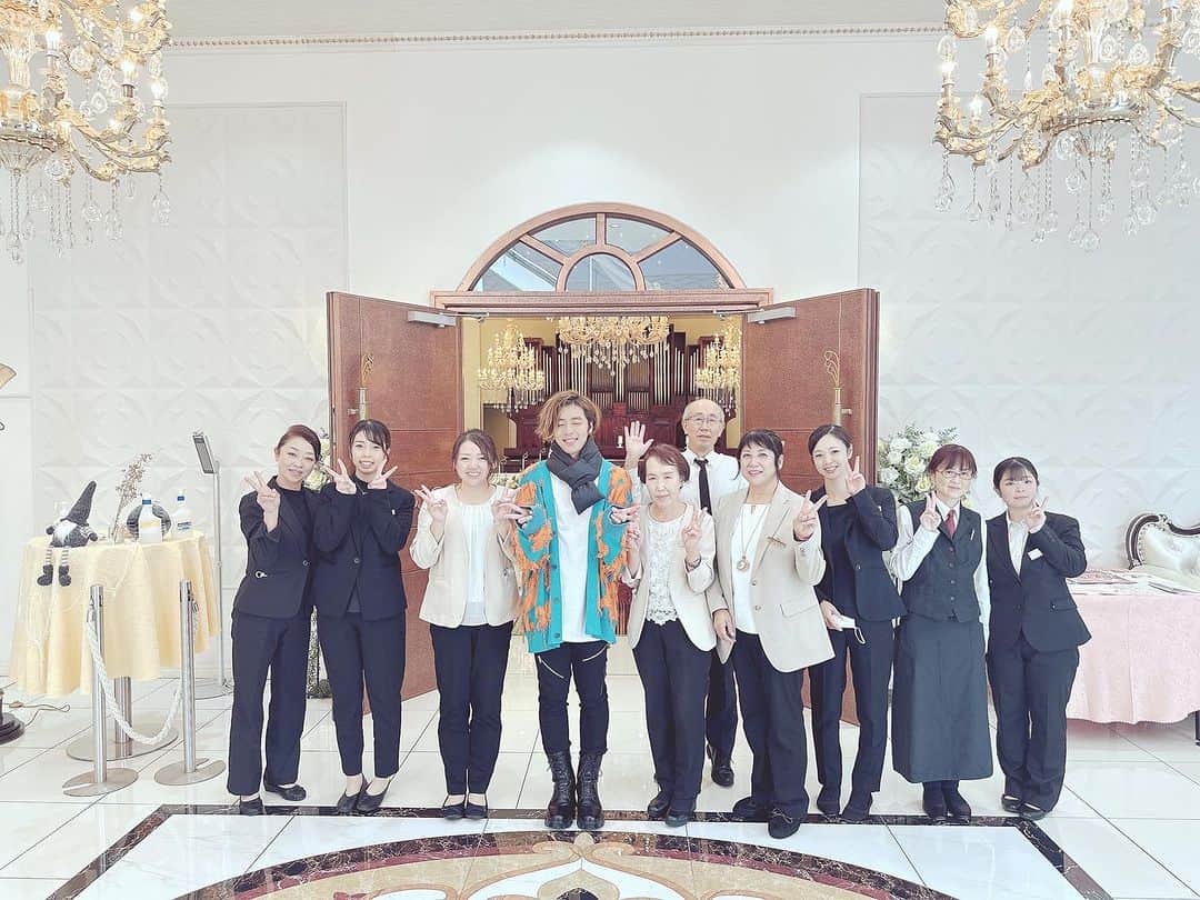安達勇人のインスタグラム：「安達勇人ディナーショー2023満員御礼で今年も沢山の方々の素敵な笑顔を見る事が出来ました。 今胸がものすごくいっぱいです。 毎年こうしてディナーショーを開催する事が出来て嬉しいと同時に心から感謝申し上げます。 2023年も沢山の夢が叶い、忘れられないら景色を何度も眺める事が出来ました。 2024年、さらに前進します。 いつも温かいご声援ありがとうございます！！ 来てくれた皆様にも、来れなかった皆様にもちょっぴり今日のチャペルLIVEの動画をプレゼント✨  今日も一日お疲れ様でした☺️」