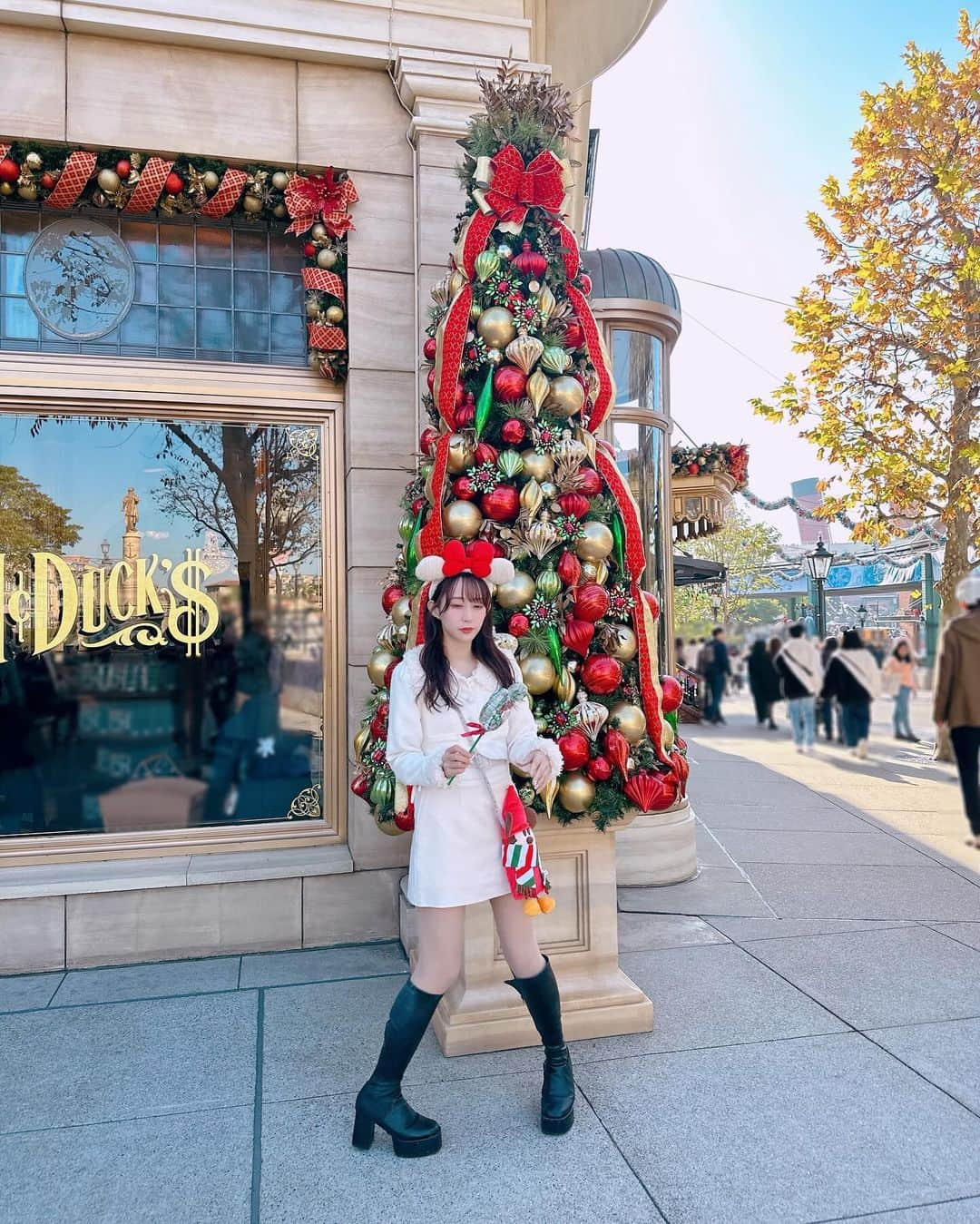 やっこさんのインスタグラム写真 - (やっこInstagram)「🎄🎁❣️ ⁡ ⁡ ⁡ ⁡ クリスマスディズニー❕ ⁡ ファンの子にいただいた リルリンリンつけて行ってきたよ❣️ クリスマス可愛い大好きすぎる〜🥹🎄 ⁡ ⁡ tops #bubbles  skirt #GRL boots #wego  ⁡ ⁡ 最後に不意に撮れた 虚無顔のやちゃん載せておきます🤣🤣🤣 ⁡ ⁡ ⁡ #クリスマス #ディズニー #ディズニーシー #ディズニーコーデ #Disney #tokyodisneyland #tds #ootd #リルリンリン #クリスマスディズニー #プチプラコーデ #バブルス #グレイル #ブーツ #ロングブーツ」12月17日 20時50分 - yakko928