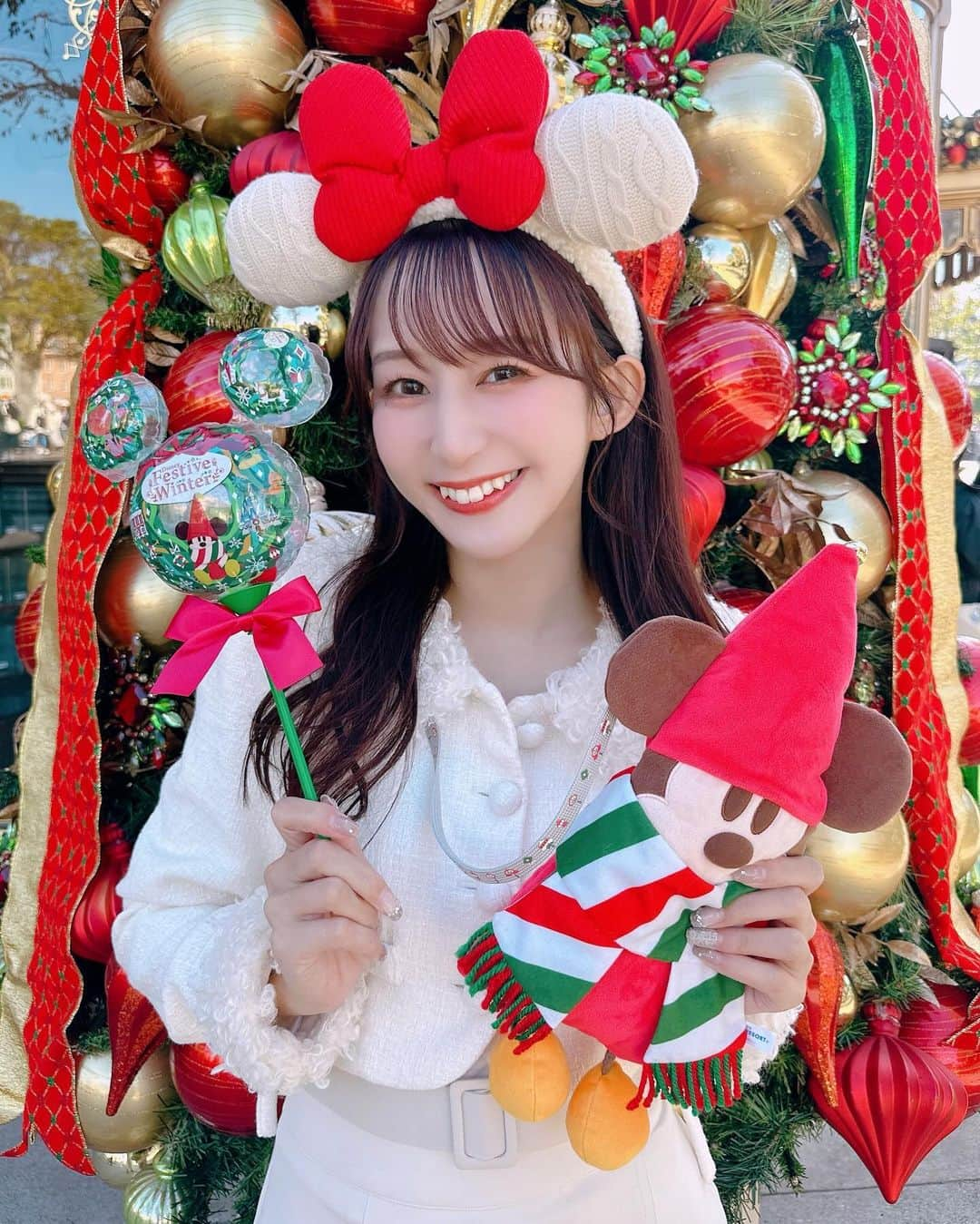 やっこのインスタグラム：「🎄🎁❣️ ⁡ ⁡ ⁡ ⁡ クリスマスディズニー❕ ⁡ ファンの子にいただいた リルリンリンつけて行ってきたよ❣️ クリスマス可愛い大好きすぎる〜🥹🎄 ⁡ ⁡ tops #bubbles  skirt #GRL boots #wego  ⁡ ⁡ 最後に不意に撮れた 虚無顔のやちゃん載せておきます🤣🤣🤣 ⁡ ⁡ ⁡ #クリスマス #ディズニー #ディズニーシー #ディズニーコーデ #Disney #tokyodisneyland #tds #ootd #リルリンリン #クリスマスディズニー #プチプラコーデ #バブルス #グレイル #ブーツ #ロングブーツ」