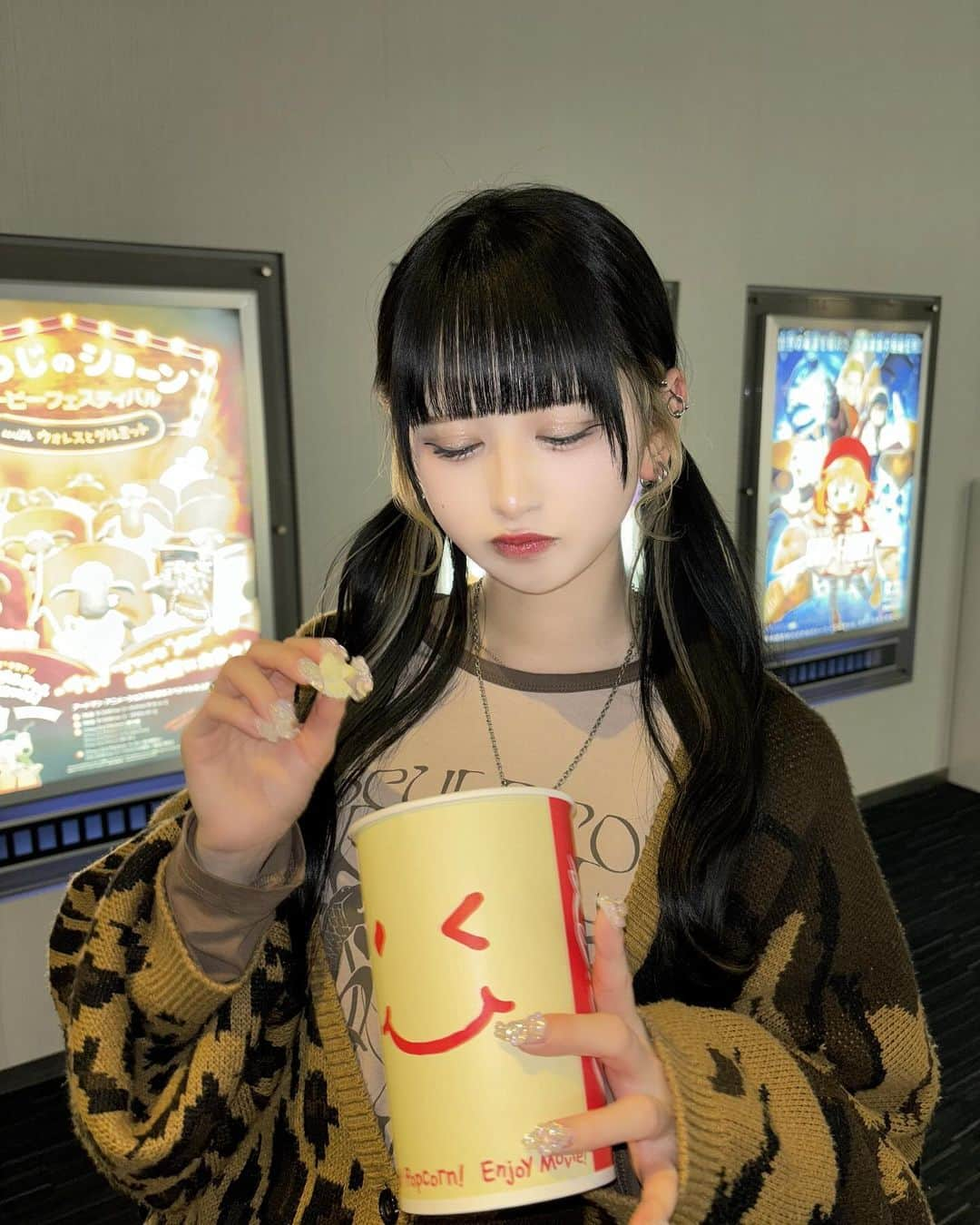 狐波ろんさんのインスタグラム写真 - (狐波ろんInstagram)「映画館のポップコーンてなんか好きでたくさん食べちゃう🍿ŧ‹”ŧ‹”( ‘ч’ )ŧ‹”ŧ‹”  みんなは何味が好きー？あたぴは塩バター( ᐢ_ ̫ _ᐢ )♡」12月17日 20時45分 - ron_konami