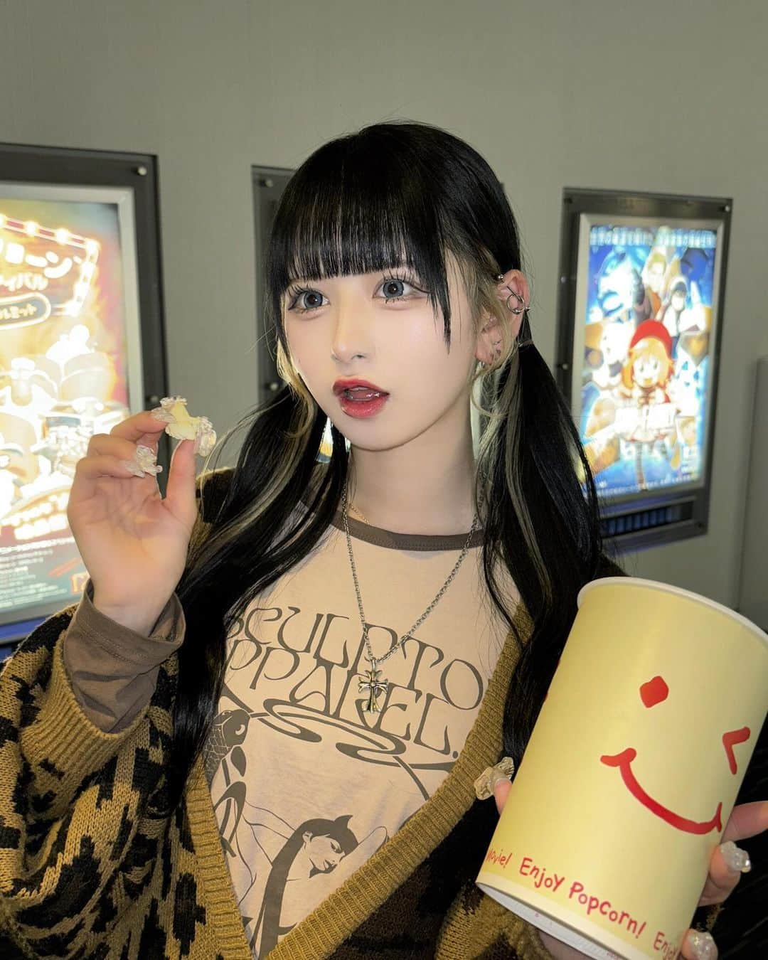 狐波ろんのインスタグラム：「映画館のポップコーンてなんか好きでたくさん食べちゃう🍿ŧ‹”ŧ‹”( ‘ч’ )ŧ‹”ŧ‹”  みんなは何味が好きー？あたぴは塩バター( ᐢ_ ̫ _ᐢ )♡」