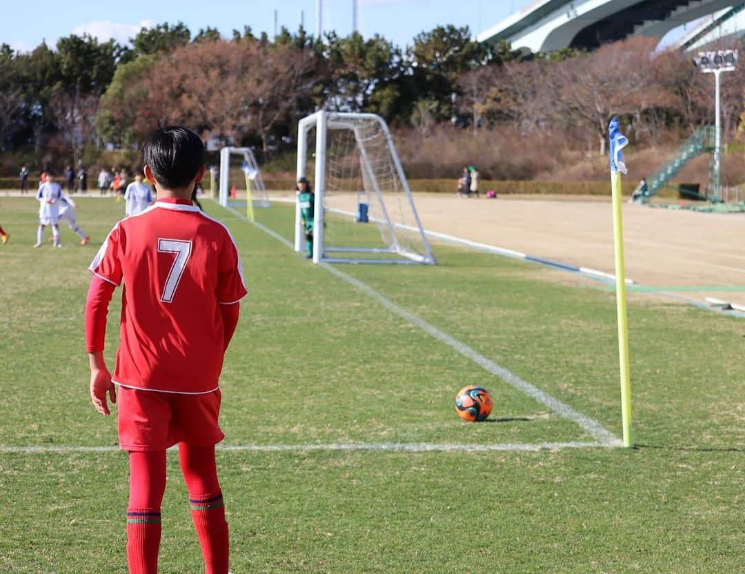 芝本裕子さんのインスタグラム写真 - (芝本裕子Instagram)「キャプテンになって初の公式戦の決勝戦⚽️ 無敗の強敵に、やはり勝てなかった😭でもでも、よかった！よく頑張ってた‼️ 昨晩から、緊張して寝付けない…と、息子なりキャプテンという荷をまあまあ感じていたようだけど、チーム組んでまだ1回目やん😆私が思ってるより、いろいろ考えるところはあるみたいで、どうしたらまとめていけるのかとか、彼なりに考えてるみたいです。 今回優勝は逃したけど、トップリーグ参入戦にはいけることになったので、悔しい気持ちをバネに、とりあえず次がんばろ‼️私は、とにかく技術面については、何一つわからないから、今まで１つもアドバイスしたことはないんです。褒めるポイントも、多分詳しい熱心な親御さんからは、考えられないようなポイントで褒めてると思う。でもまあそれで、いいかな。私から怒られることもないから、めちゃくちゃ伸び伸びやれてるしね。  コーチともいろいろ課題を話し合いながら、次に向けてがんばってね‼️  母は、いつでも応援してる〜📣  #少年サッカー #サッカー少年 #5年生 #芦屋fc #shiba_u」12月17日 15時27分 - yukoshibamoto