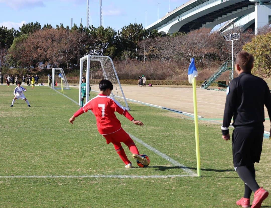 芝本裕子さんのインスタグラム写真 - (芝本裕子Instagram)「キャプテンになって初の公式戦の決勝戦⚽️ 無敗の強敵に、やはり勝てなかった😭でもでも、よかった！よく頑張ってた‼️ 昨晩から、緊張して寝付けない…と、息子なりキャプテンという荷をまあまあ感じていたようだけど、チーム組んでまだ1回目やん😆私が思ってるより、いろいろ考えるところはあるみたいで、どうしたらまとめていけるのかとか、彼なりに考えてるみたいです。 今回優勝は逃したけど、トップリーグ参入戦にはいけることになったので、悔しい気持ちをバネに、とりあえず次がんばろ‼️私は、とにかく技術面については、何一つわからないから、今まで１つもアドバイスしたことはないんです。褒めるポイントも、多分詳しい熱心な親御さんからは、考えられないようなポイントで褒めてると思う。でもまあそれで、いいかな。私から怒られることもないから、めちゃくちゃ伸び伸びやれてるしね。  コーチともいろいろ課題を話し合いながら、次に向けてがんばってね‼️  母は、いつでも応援してる〜📣  #少年サッカー #サッカー少年 #5年生 #芦屋fc #shiba_u」12月17日 15時27分 - yukoshibamoto