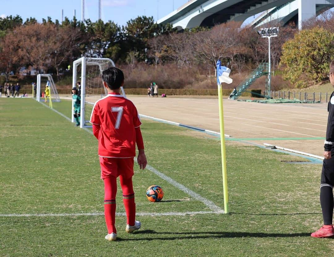 芝本裕子のインスタグラム：「キャプテンになって初の公式戦の決勝戦⚽️ 無敗の強敵に、やはり勝てなかった😭でもでも、よかった！よく頑張ってた‼️ 昨晩から、緊張して寝付けない…と、息子なりキャプテンという荷をまあまあ感じていたようだけど、チーム組んでまだ1回目やん😆私が思ってるより、いろいろ考えるところはあるみたいで、どうしたらまとめていけるのかとか、彼なりに考えてるみたいです。 今回優勝は逃したけど、トップリーグ参入戦にはいけることになったので、悔しい気持ちをバネに、とりあえず次がんばろ‼️私は、とにかく技術面については、何一つわからないから、今まで１つもアドバイスしたことはないんです。褒めるポイントも、多分詳しい熱心な親御さんからは、考えられないようなポイントで褒めてると思う。でもまあそれで、いいかな。私から怒られることもないから、めちゃくちゃ伸び伸びやれてるしね。  コーチともいろいろ課題を話し合いながら、次に向けてがんばってね‼️  母は、いつでも応援してる〜📣  #少年サッカー #サッカー少年 #5年生 #芦屋fc #shiba_u」