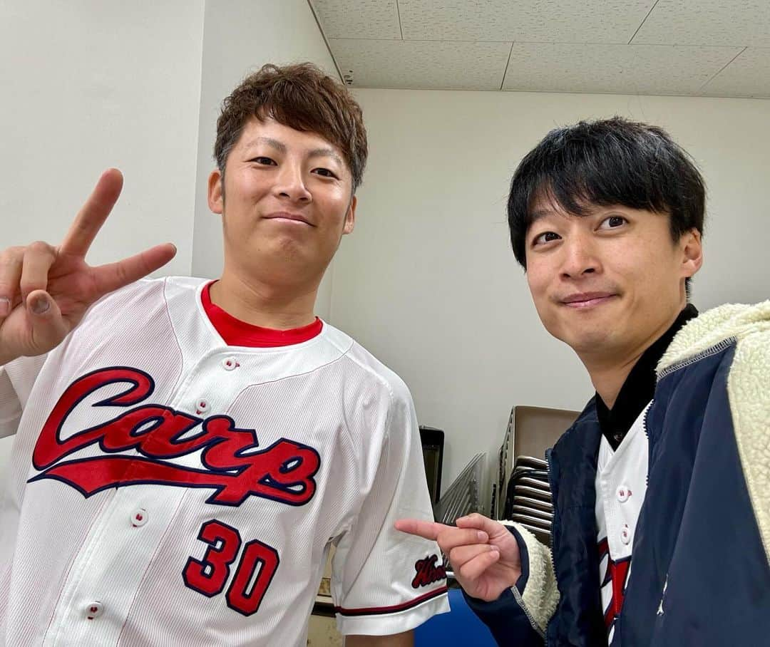 ゴッホ向井ブルーのインスタグラム：「今日はアラカー公開録音、一岡竜司さんトークショーにお越しいただき、皆さんありがとうございました！帰りイッチーのお見送りでバタバタし挨拶できずすみません🙏🏻 現役時代ずっと半袖でマウンドに上がってたんでと半袖で登場してくれたイッチーと出番直前まで暖を取ってたイッチー🤣」