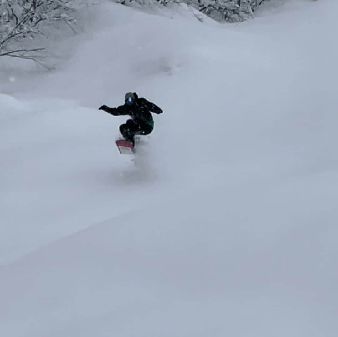 伊勢谷友介さんのインスタグラム写真 - (伊勢谷友介Instagram)「'23〜'24 Season in Asahikawa now.  今年もどさんこツアー 始まりました。 須藤さん、着いていきなり体調不良で初日はお休み。 佐藤秀平の導きで、まさかそんなとこ行くんですか？を幾度も抜けて、最高バーン！ そこからまたやっぱりそこ抜けなきゃ行けないんですねを抜けて、繰り返す事3本w Hard目な！  The 3rd どさんこツアー⭐️  @ssudo  @shustagram  @iseya_yusuke   新メンバー　@takumi_hirata   suppoted by すどぽん  #picturesnowboardclothing  #pictureorganic  #pictureorganicclothing  #伊勢谷友介  #yusukeiseya  #capita #capitasnowboards  #springbreak  #deelux #deeluxeboots  #unionbindings」12月17日 15時56分 - iseya_yusuke