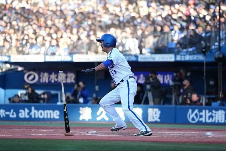 大西宏明さんのインスタグラム写真 - (大西宏明Instagram)「#yokohamastadium45thdreammatch   横浜スタジアムで皆に応援歌🎶 歌ってもらいながら打席に立つ‼️‼️‼️  前日からイメージするだけで「泣いてまうんちゃうかな」 って思ってた✨✨  当日！いざ打席に入る 立って応援歌を聞くと⭐️ 涙じゃなく満開の笑顔でした😆  あの頃は当たり前やった事がこんなに特別でスペシャルやったんやね🥺  ヒット打てなかったけど❗️ まだまだそれなりに良いスイングやったっしょ？？？ 😄  皆の声援📣 しっかり耳に脳に目に焼き付けました(^^) thank youです^o^  感謝⭐️  I☆YOKOHAMA  投稿の動画って秒数決まってるの？？？ 打席 最後までUPできてないやーんwww また改めてリールで投稿やな^o^  @baystars_official  #横浜ベイスターズ #ハマスタドリームマッチ  #声援有難う #応援歌 #神曲 #大空高く舞い上がる君が放つ打球に明日の勝利が今すぐそこにある  #大西宏明  #皆声届きました #有難う #感謝 #プロ野球 #バッティング #ルーティーン #バット担ぎながら #打席 #トントン　 #横浜スタジアム #ハマスタ #ベイファン #横浜 #野球好きな人と繋がりたい  #横浜denaベイスターズ  #thankyou  #smile #ほなっ！！」12月17日 16時10分 - ohnishi_hiroaki_0428