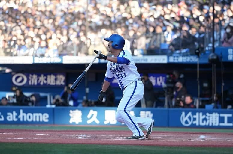 大西宏明さんのインスタグラム写真 - (大西宏明Instagram)「#yokohamastadium45thdreammatch   横浜スタジアムで皆に応援歌🎶 歌ってもらいながら打席に立つ‼️‼️‼️  前日からイメージするだけで「泣いてまうんちゃうかな」 って思ってた✨✨  当日！いざ打席に入る 立って応援歌を聞くと⭐️ 涙じゃなく満開の笑顔でした😆  あの頃は当たり前やった事がこんなに特別でスペシャルやったんやね🥺  ヒット打てなかったけど❗️ まだまだそれなりに良いスイングやったっしょ？？？ 😄  皆の声援📣 しっかり耳に脳に目に焼き付けました(^^) thank youです^o^  感謝⭐️  I☆YOKOHAMA  投稿の動画って秒数決まってるの？？？ 打席 最後までUPできてないやーんwww また改めてリールで投稿やな^o^  @baystars_official  #横浜ベイスターズ #ハマスタドリームマッチ  #声援有難う #応援歌 #神曲 #大空高く舞い上がる君が放つ打球に明日の勝利が今すぐそこにある  #大西宏明  #皆声届きました #有難う #感謝 #プロ野球 #バッティング #ルーティーン #バット担ぎながら #打席 #トントン　 #横浜スタジアム #ハマスタ #ベイファン #横浜 #野球好きな人と繋がりたい  #横浜denaベイスターズ  #thankyou  #smile #ほなっ！！」12月17日 16時10分 - ohnishi_hiroaki_0428