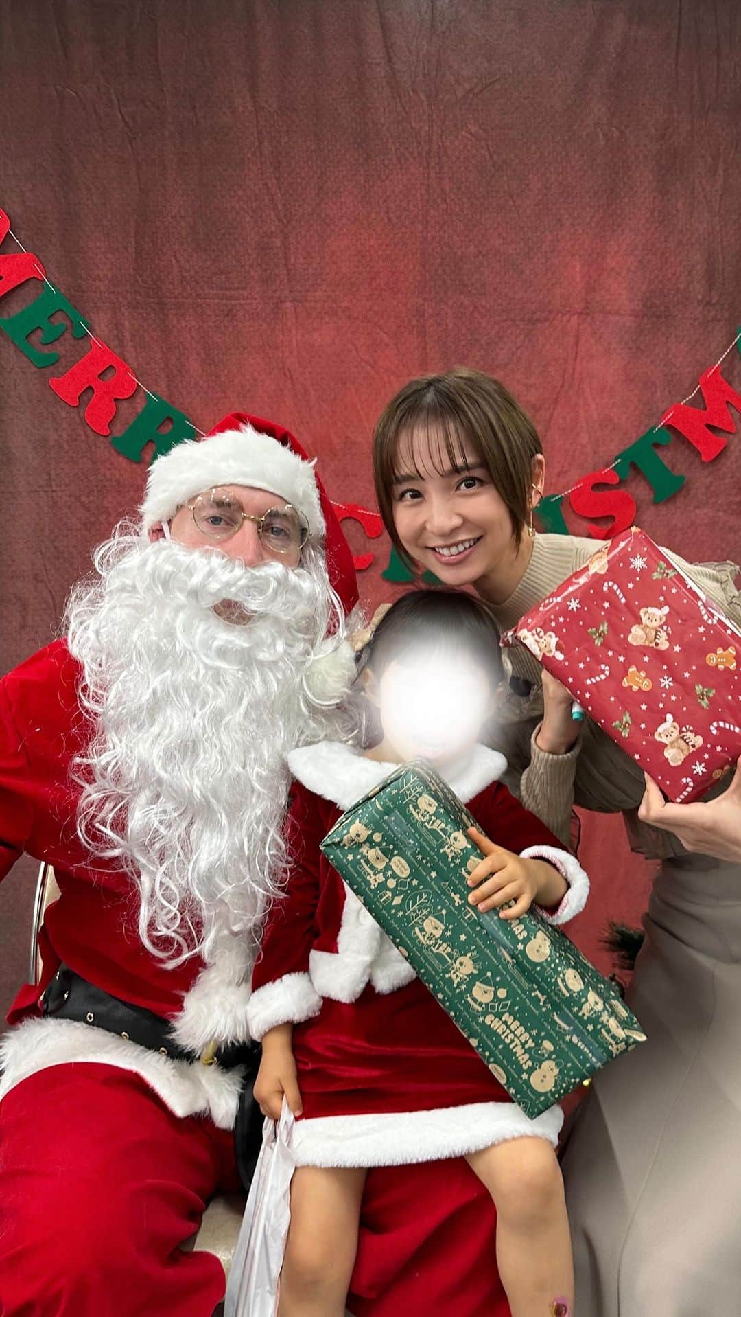 篠田麻里子のインスタグラム：「12月もあっという間に半分が過ぎましたが、皆様いかがお過ごしでしょうか？ 今日はTokyo English Kids Adventureのイベント、「Kids Christmas Party Event 2023」に参加してきました。 「自然の中で楽しく遊びながら子どもたちに英語を学んでもらう」をテーマに、毎回とても素敵なイベントを開催しているTokyoEKAさん。 今回、TokyoEKAのジェイソンさんに「クリスマスイベントをご一緒しよう！」とお声掛けして、クリスマスプレゼントをyokayoから提供させていただきました！ 先生たちと一緒に英語でクリスマスソングを歌ったり、アイシングクッキーをつくったり、ビンゴ大会をしたり、子どもたちも一緒に笑顔ではしゃぐ素敵な時間を過ごせました。 また来年もTokyoEKAさんとワークショップやイベントをご一緒したいと思いますので、皆さまお楽しみに！  @tokyoeka  @yokayo.official」