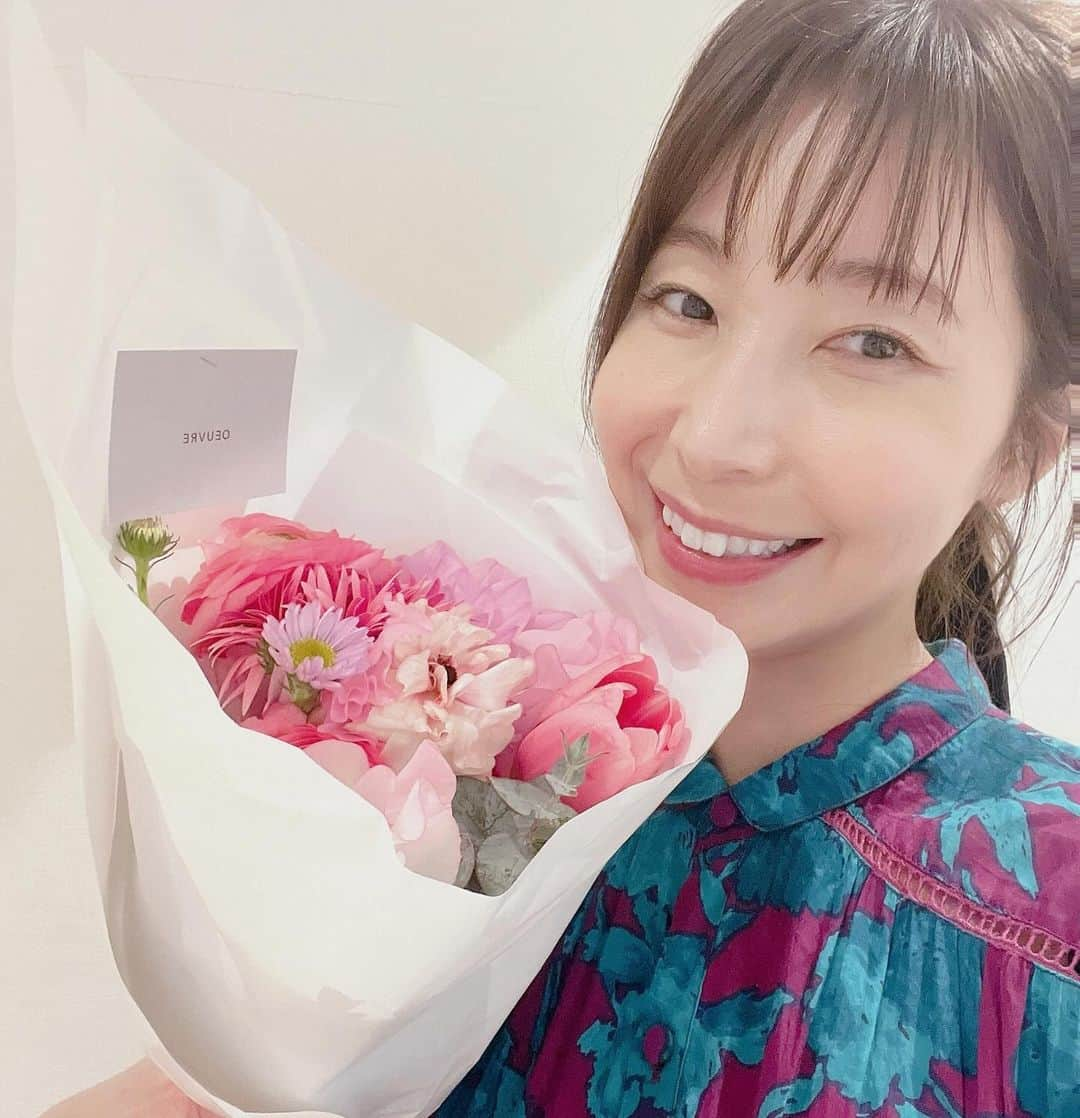 高橋里帆さんのインスタグラム写真 - (高橋里帆Instagram)「今日はスキンケアブランドのメイクイベントでした。 最後にお花を頂き！スイーツも頂きました。 時間が足らず最後は駆け足になってしまいましたが、楽しい時間でした。 後日イベント時の写真が頂いたら内容と共にアップします。 やっぱり直接お会いできてお話しできるのは楽しいですね✨  うんうんと頷いて下さる方、メモを熱心に取ってくださる方、お話に笑って下さる方 色んな表情を見られて嬉しかったです。 やっぱりメイクイベントは楽しいですね✨  #メイクレクチャー#メイクイベント#メイク#イベント#高橋里帆メイク#コスメ#スキンケア」12月17日 16時13分 - takahashi.riho