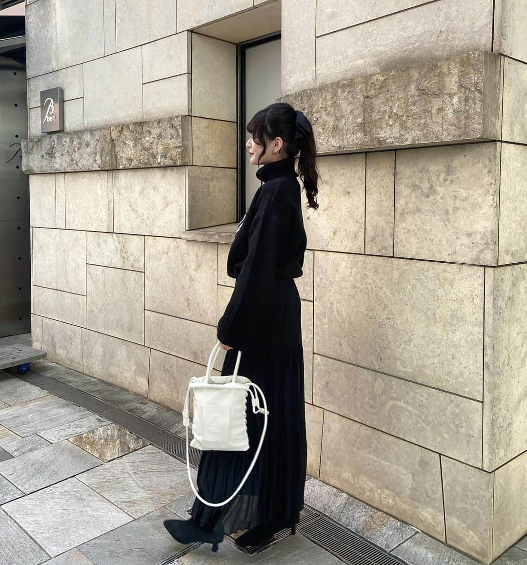 紗彩さんのインスタグラム写真 - (紗彩Instagram)「定番ブラック🌚🖤  tops @meltie_official 🤍 Bag @jumelle_jp   高めポニーテールにロング丈で久々大人っぽコーデ🕯♡  トップスもバックもお気に入り🫶🏻  .  #melty #トップス#ニット#ニットコーデ #タートル #バッグ#大人コーデ#大人カジュアル #ブラックコーデ #モノトーンコーデ#ポニーテール#ロングスカート#スカートコーデ#冬コーデ#冬服コーデ#ootd#fff#lfl#likesforlike #いいね返し#今日のコーデ#高身長コーデ#ショートブーツ#ブーツコーデ#骨格ウェーブ#pr」12月17日 16時14分 - _saya_523